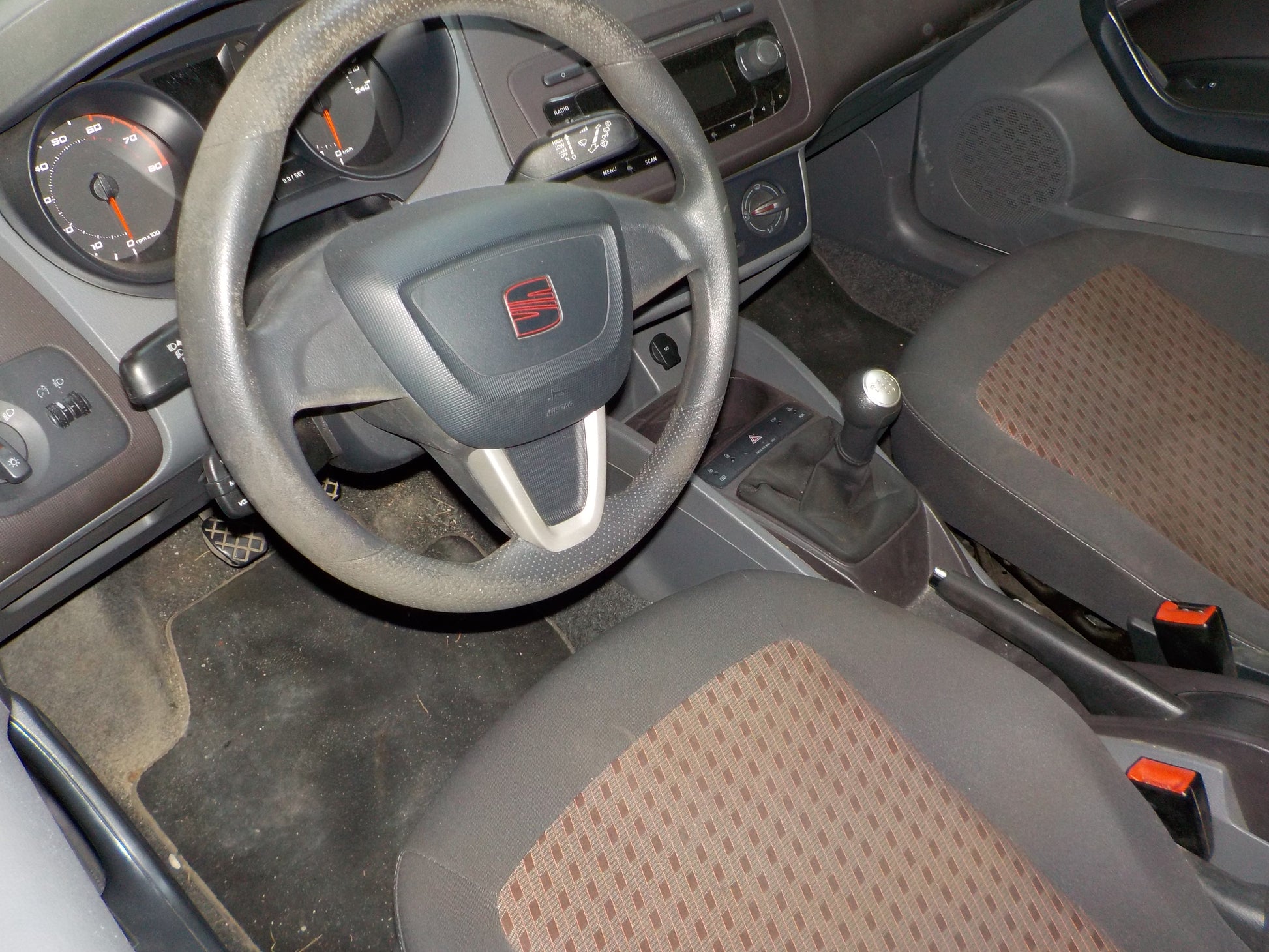 Seat Ibiza 6J Pluk-Selv-Bil Med OEM Nr. Ophugger Fra Seat Ophugger