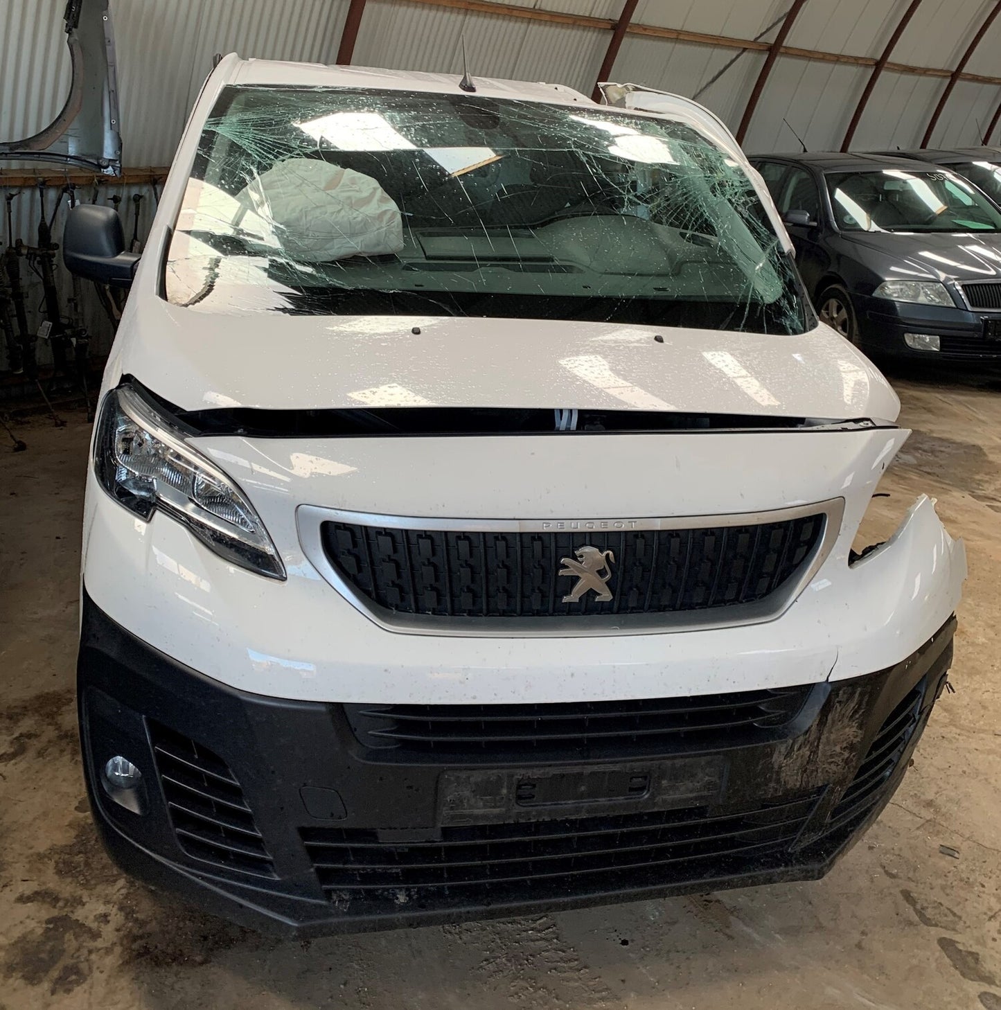 Peugeot Expert Pluk-Selv-Bil Med OEM Nr. Ophugger Fra Peugeot Ophugger
