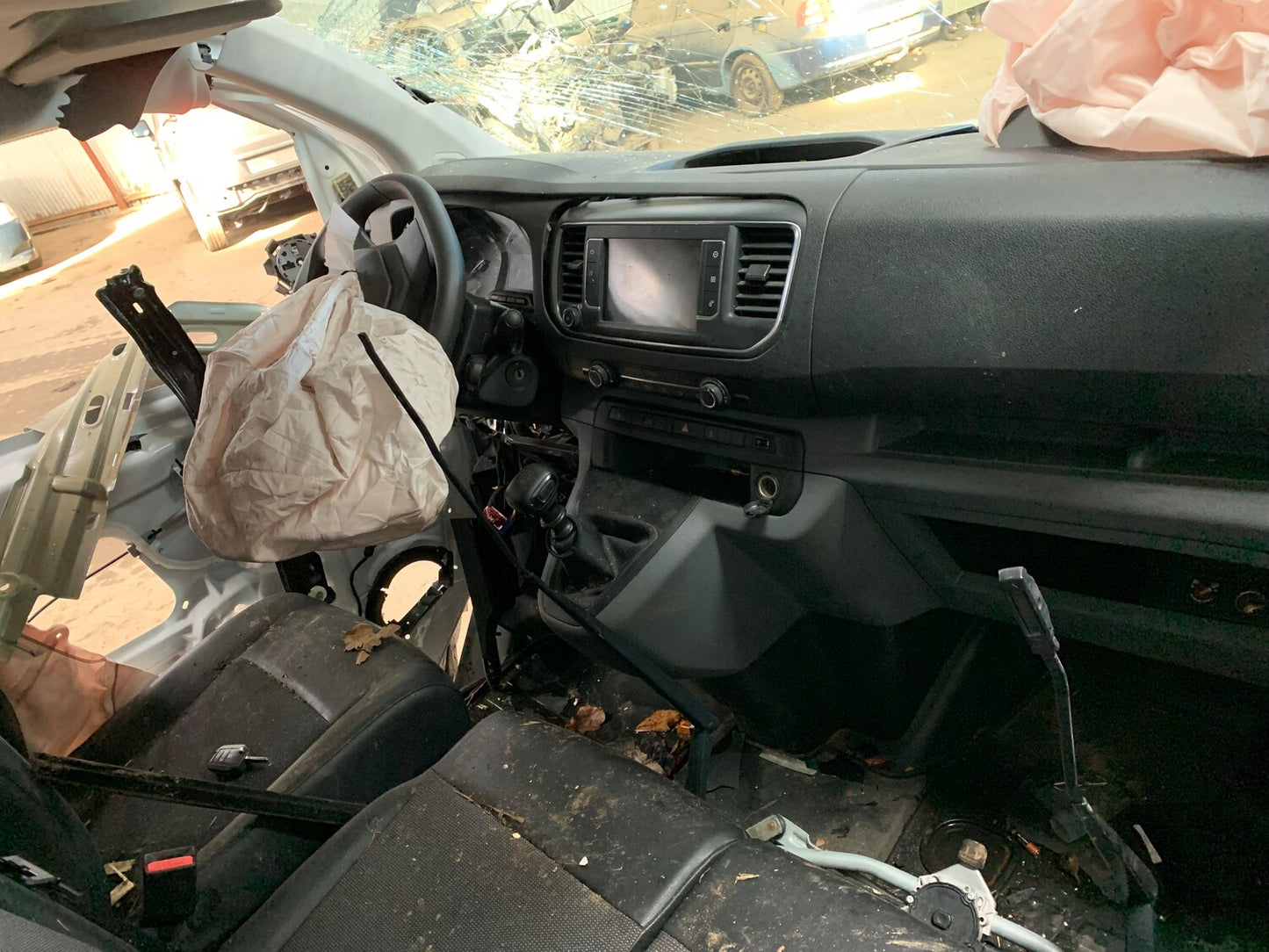 Peugeot Expert Pluk-Selv-Bil Med OEM Nr. Ophugger Fra Peugeot Ophugger