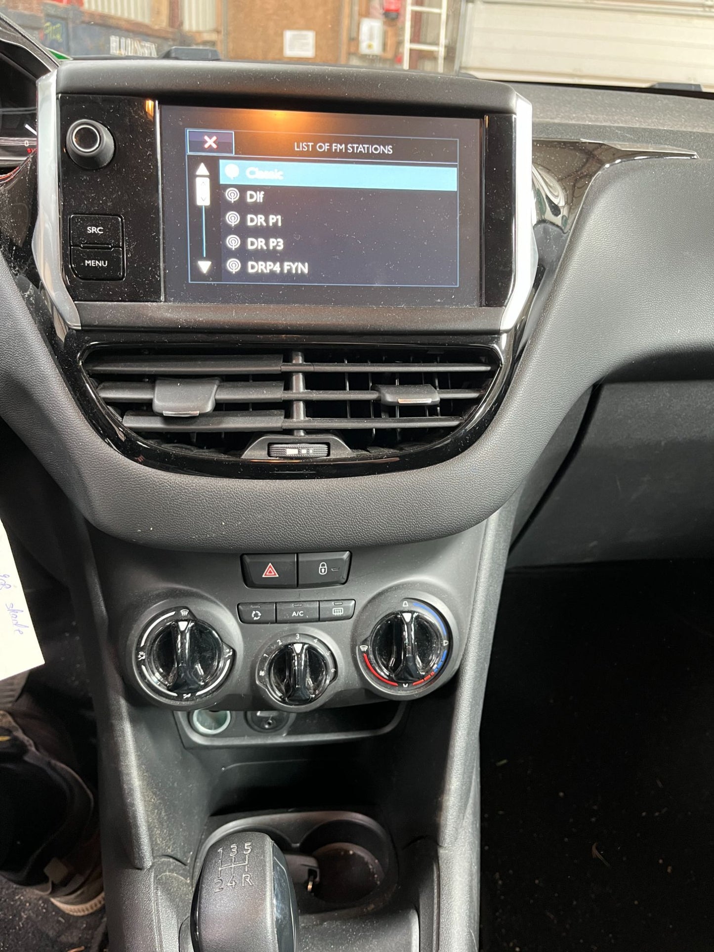 Peugeot 208 Pluk-Selv-Bil Med OEM Nr. Ophugger Fra Peugeot Ophugger