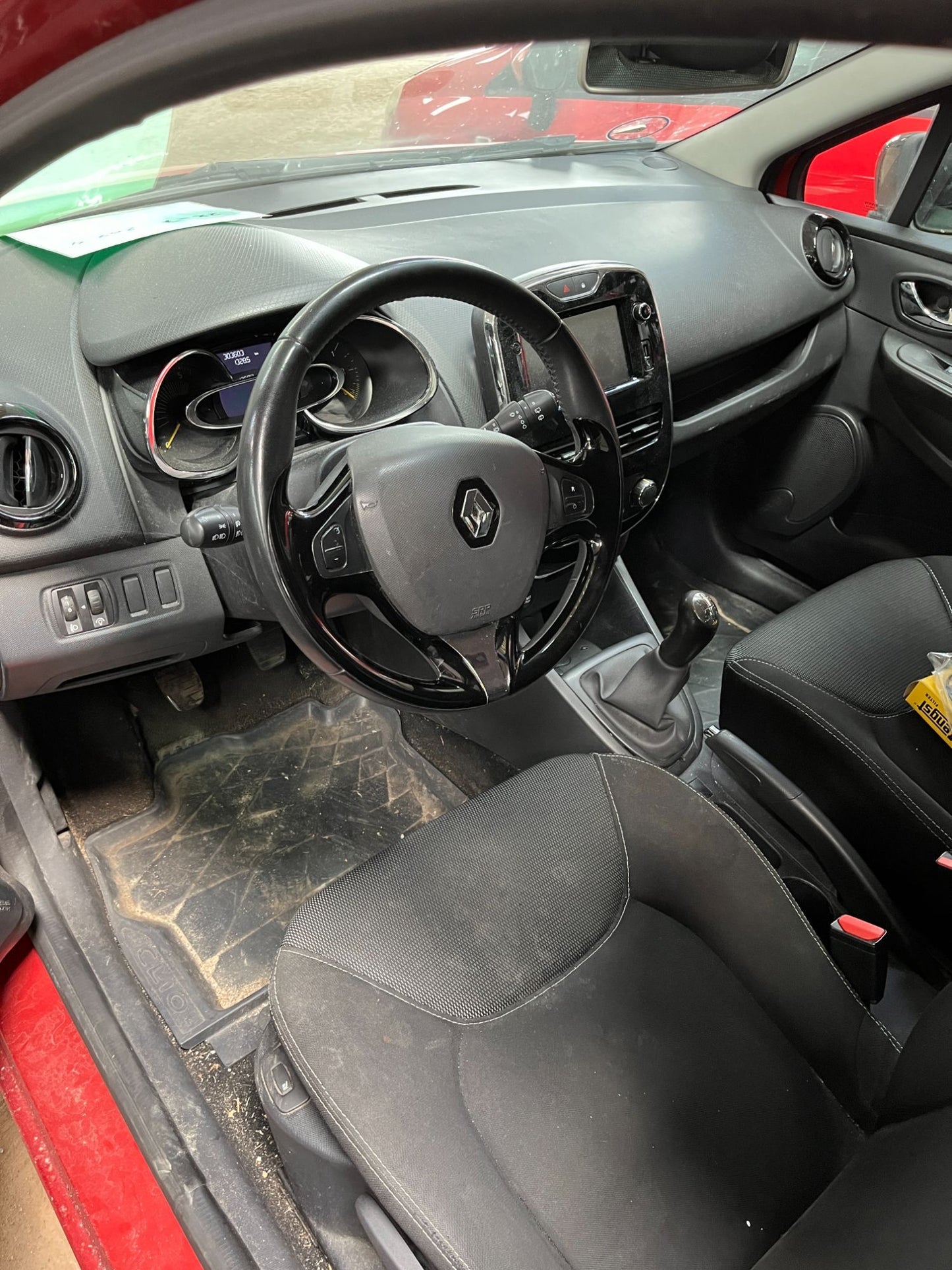 Renault Clio 4 Pluk-Selv-Bil Med OEM Nr. Ophugger Fra Renault Ophugger