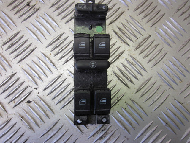 Skoda Octavia Kontakt Rudehejs Med OEM Nr. 1J4959857C Fra Skoda Ophugger