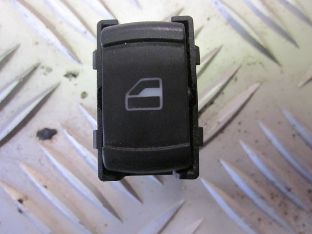 Skoda Octavia Kontakt Rudehejs Med OEM Nr. 3B0959855 Fra Skoda Ophugger