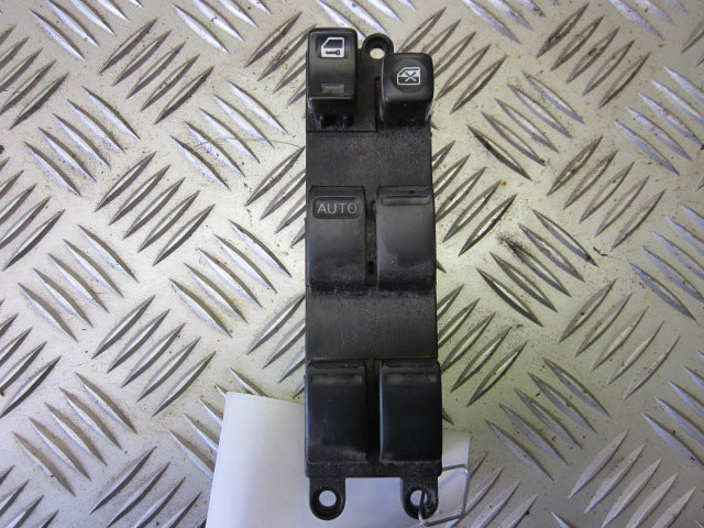 Nissan Almera N16 Kontakt Rudehejs Med OEM Nr. Ophugger Fra Nissan Ophugger