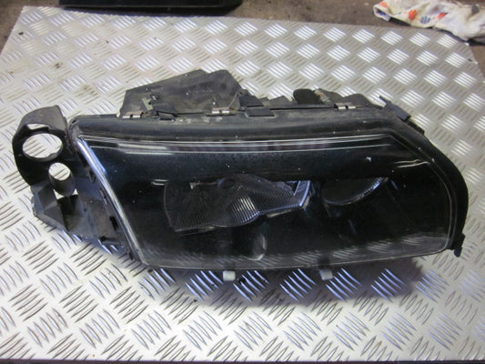 Volvo 80 Serie Forlygte Med OEM Nr. 89008802 Fra Volvo Ophugger