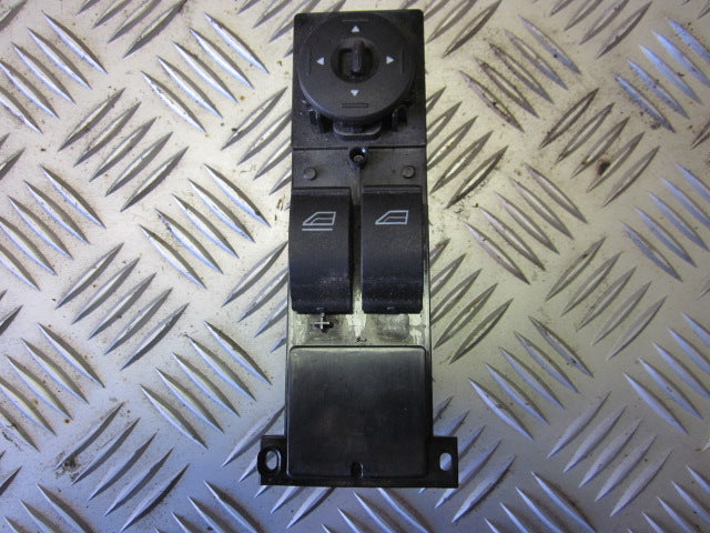 Ford Focus Kontakt Rudehejs Med OEM Nr. Ophugger Fra Ford Ophugger