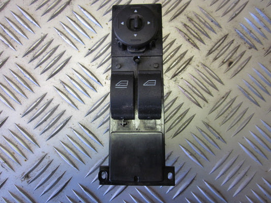 Ford Focus Kontakt Rudehejs Med OEM Nr. Ophugger Fra Ford Ophugger