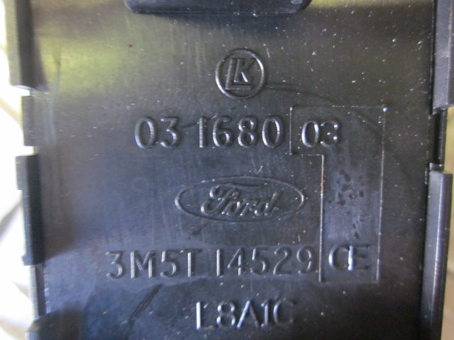 Ford Focus Kontakt Rudehejs Med OEM Nr. Ophugger Fra Ford Ophugger