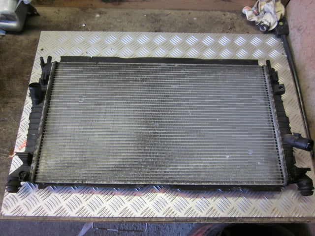 Ford Focus Køler Med OEM Nr. 3M5H8005TL Fra Ford Ophugger