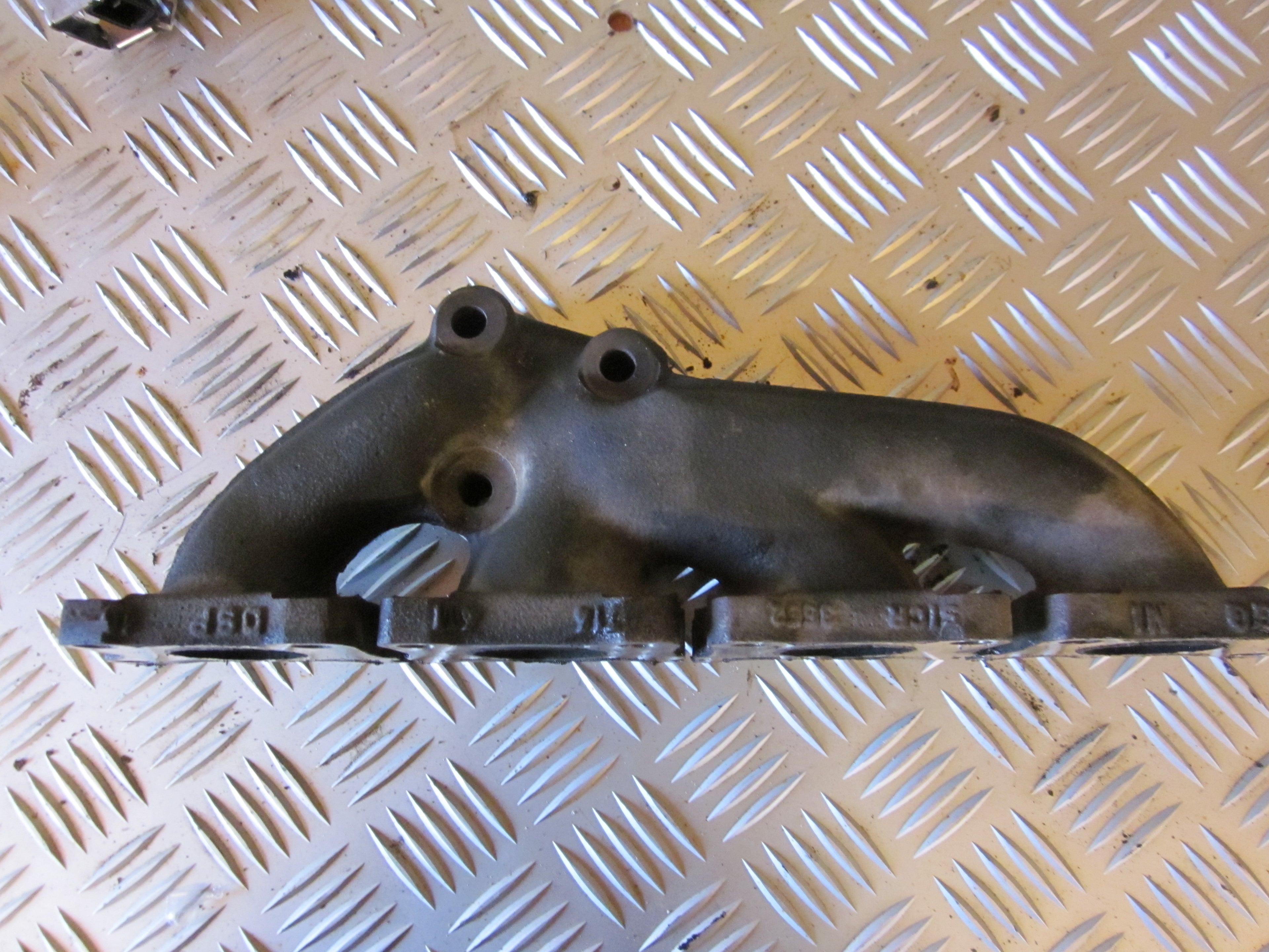 Audi A4 Manifold Ud Med OEM Nr. Ophugger Fra Audi Ophugger