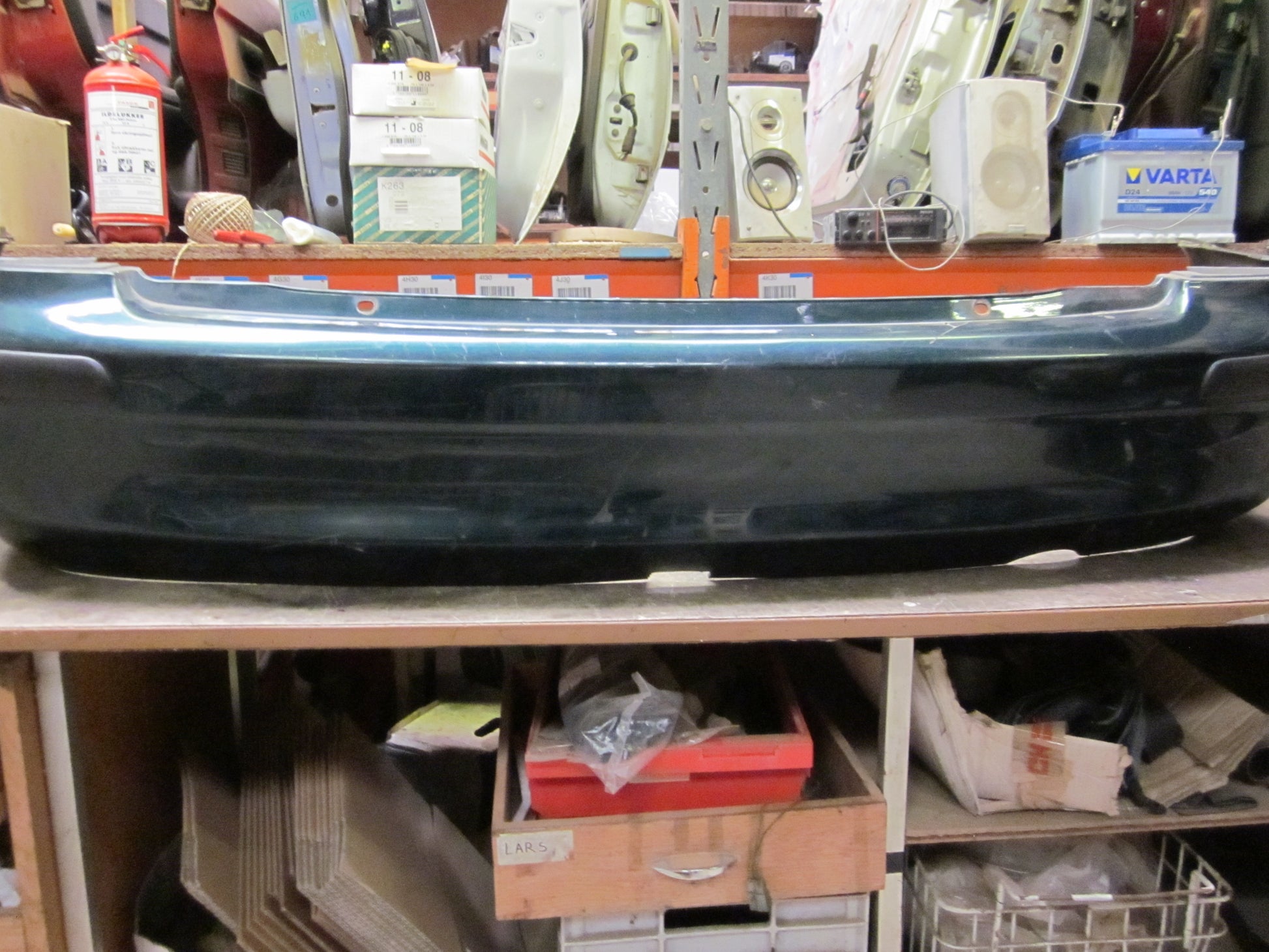 Mazda 323 F 5D BJ14 Bagkofanger Med OEM Nr. Ophugger Fra Mazda Ophugger