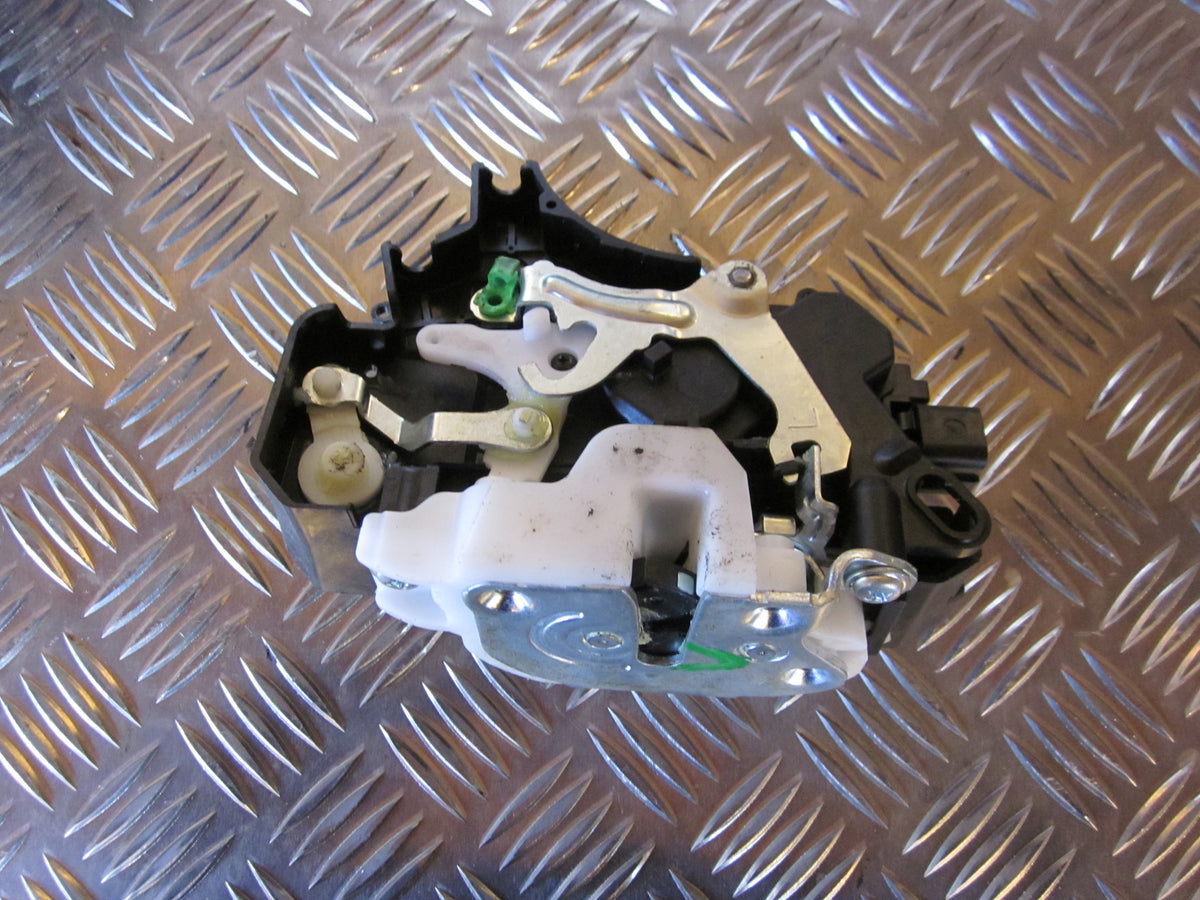 Mitsubishi Colt Dørlås Med OEM Nr. 5715A135 Fra Mitsubishi Ophugger