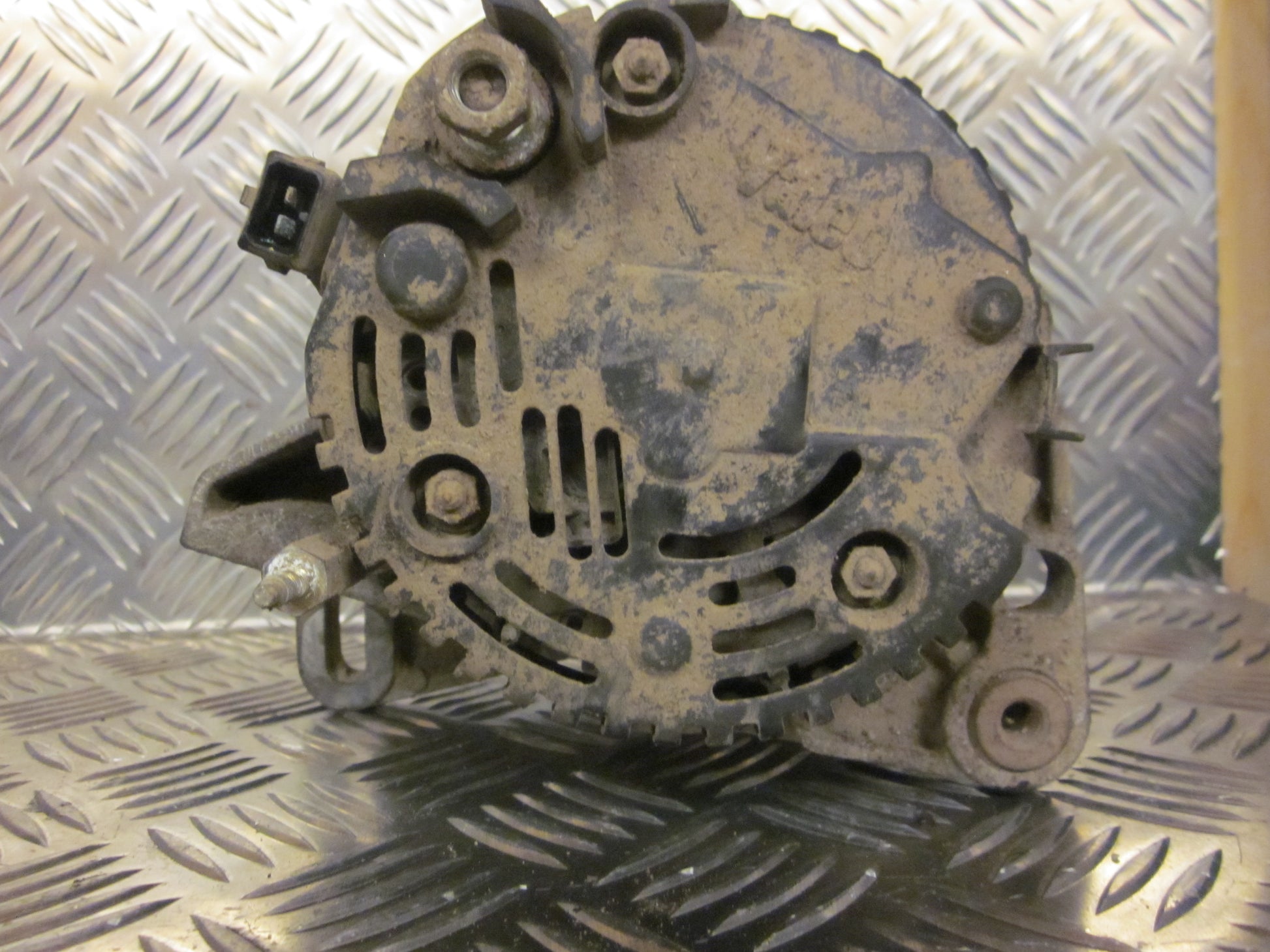 VW Passat Generator Med OEM Nr. 037903023QX Fra VW Ophugger