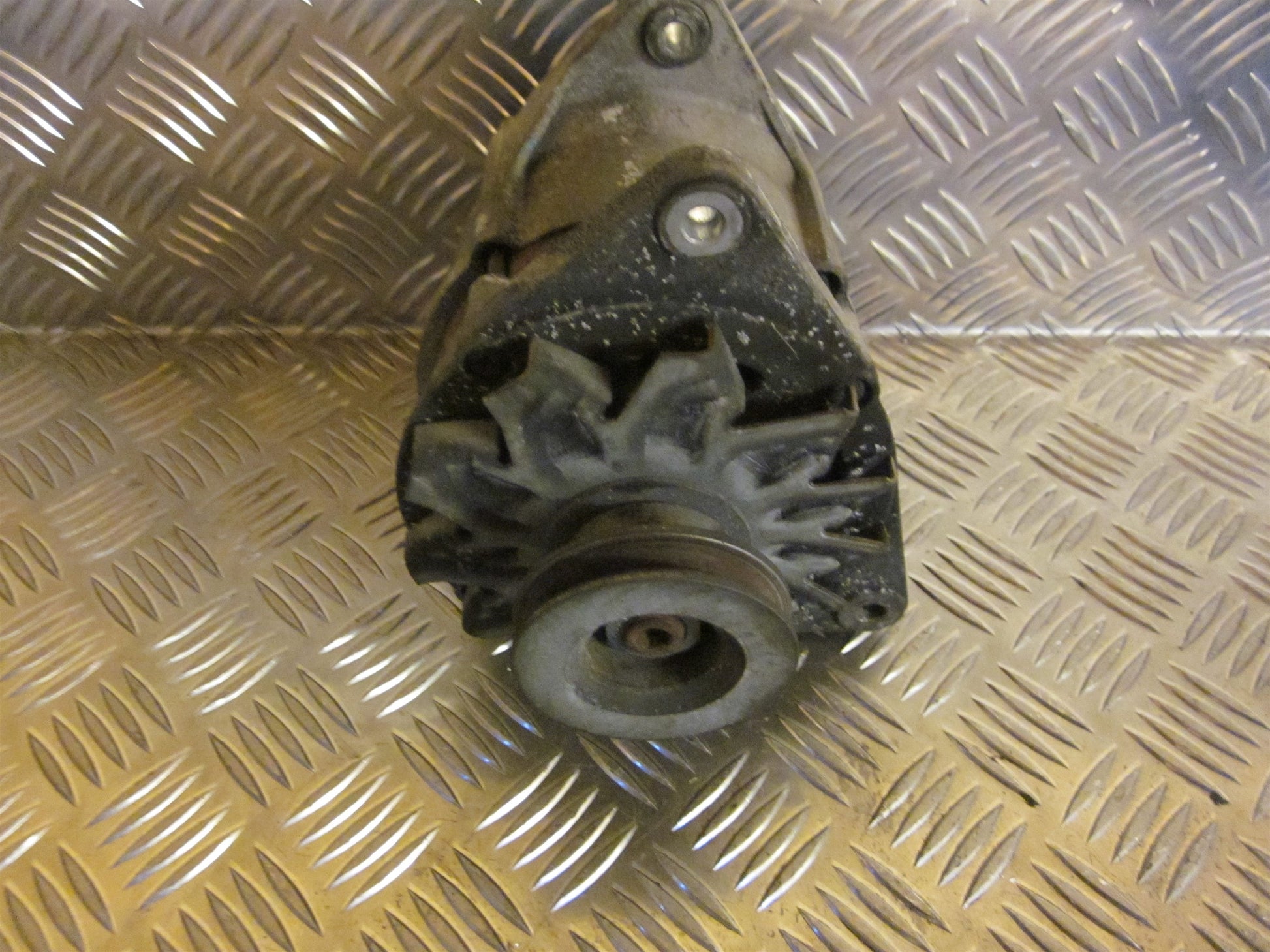 BMW 3-Serie E30 Generator Med OEM Nr. 0120488183 Fra BMW Ophugger