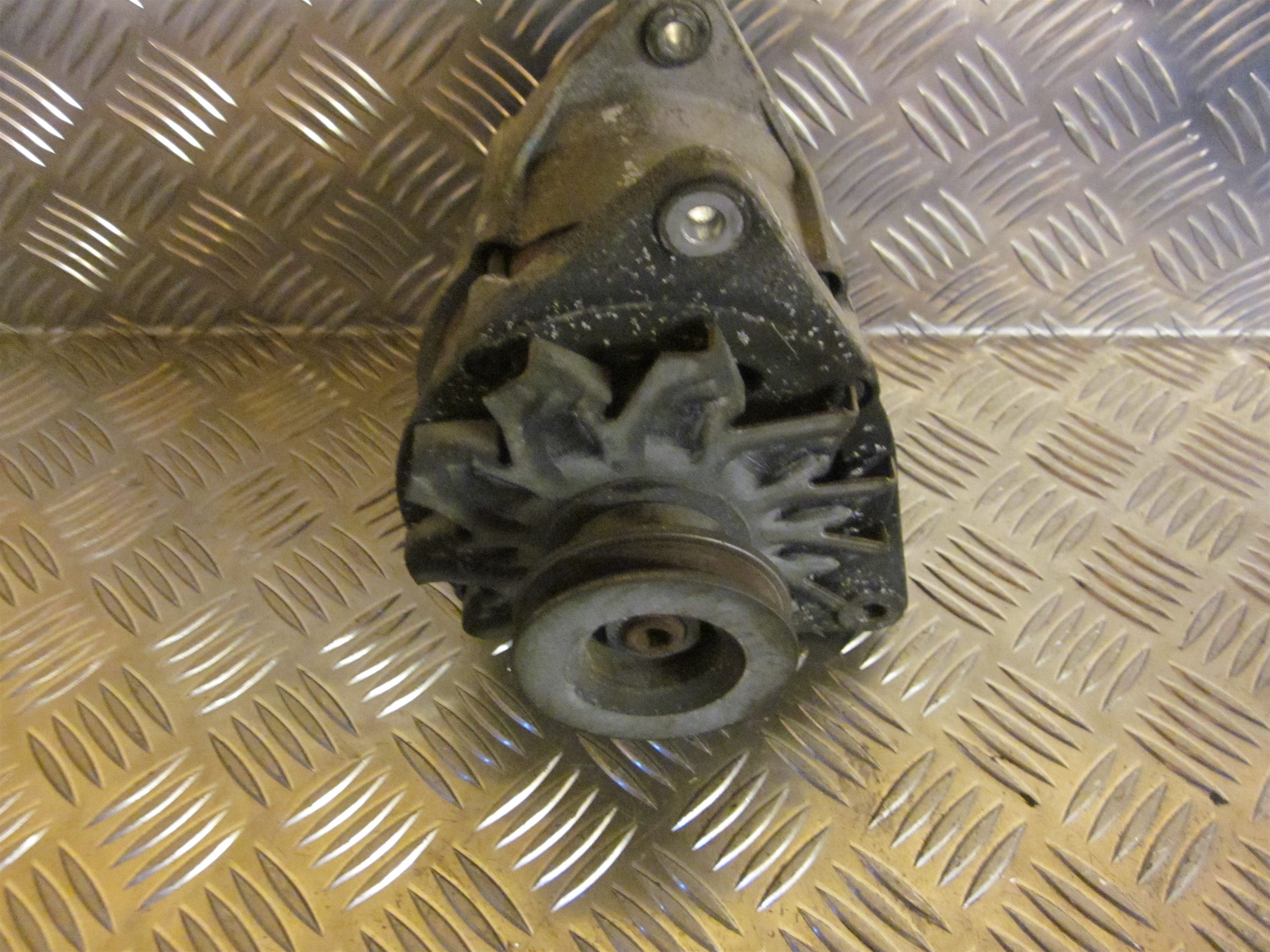 BMW 3-Serie E30 Generator Med OEM Nr. 0120488183 Fra BMW Ophugger