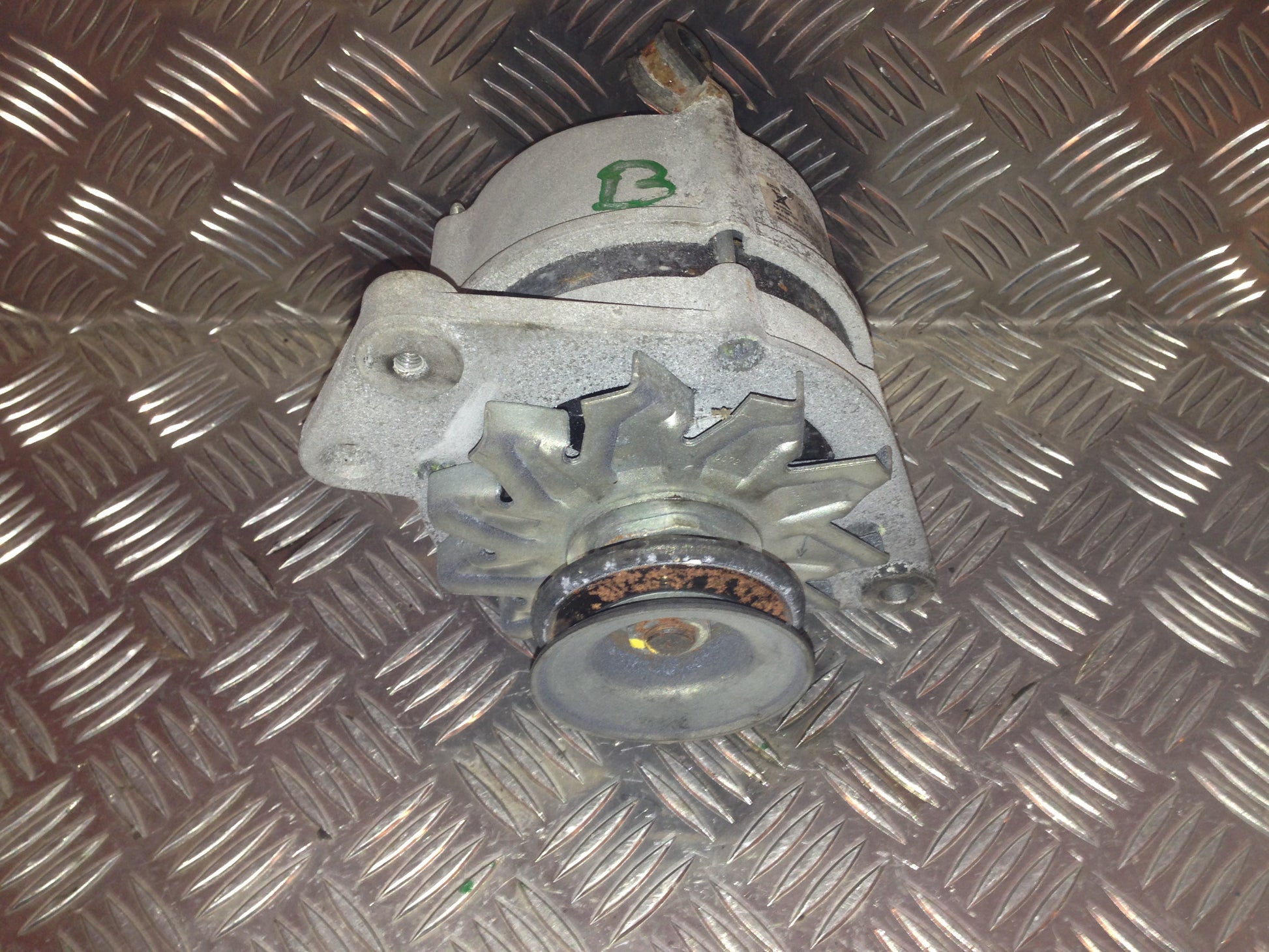 Peugeot 406 Generator Med OEM Nr. 9618961680 Fra Peugeot Ophugger