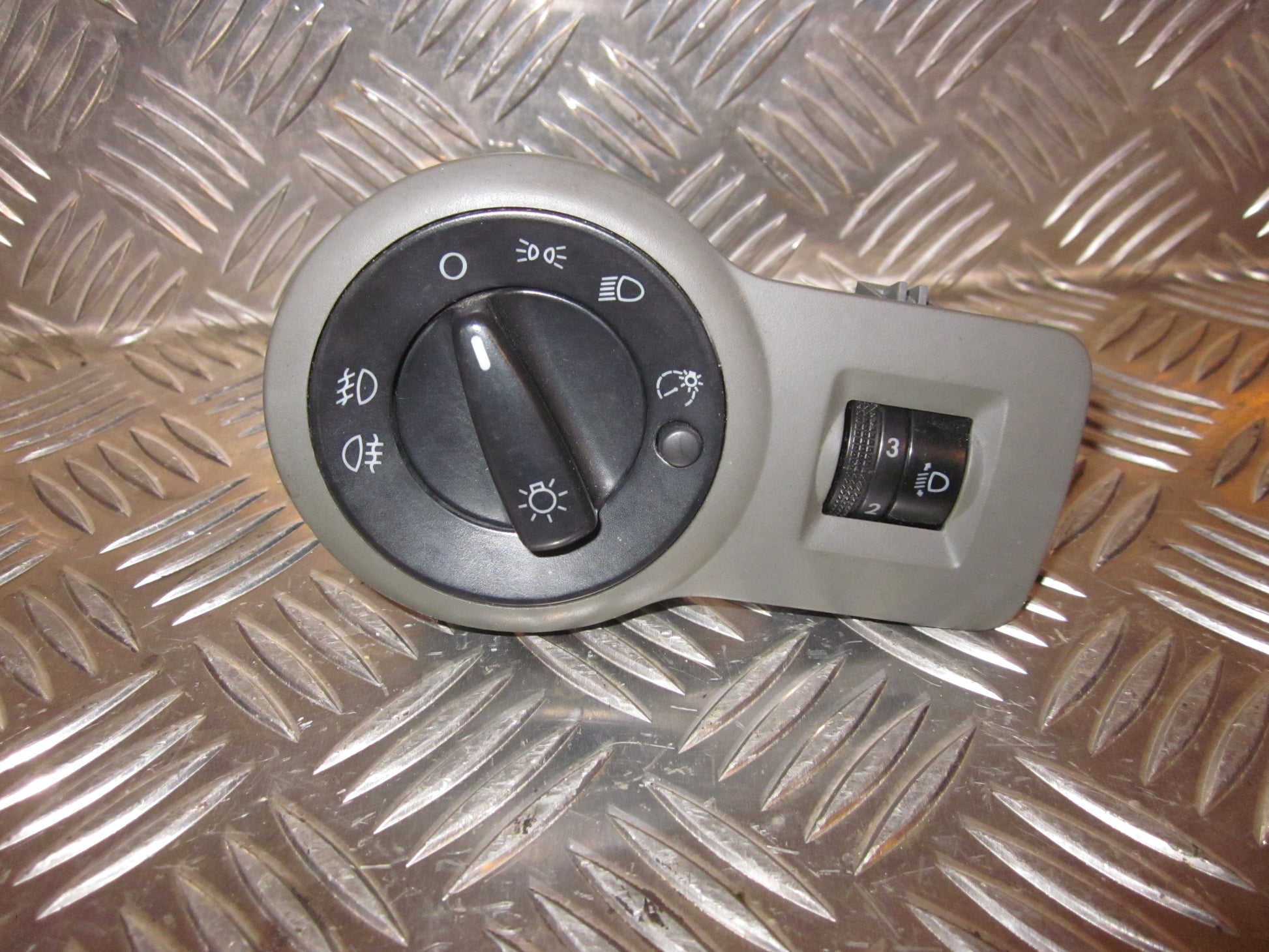 Skoda Octavia Kontakt Lys Med OEM Nr. Ophugger Fra Skoda Ophugger