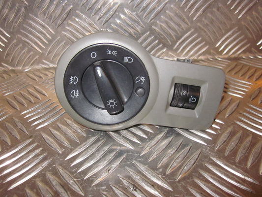 Skoda Octavia Kontakt Lys Med OEM Nr. Ophugger Fra Skoda Ophugger