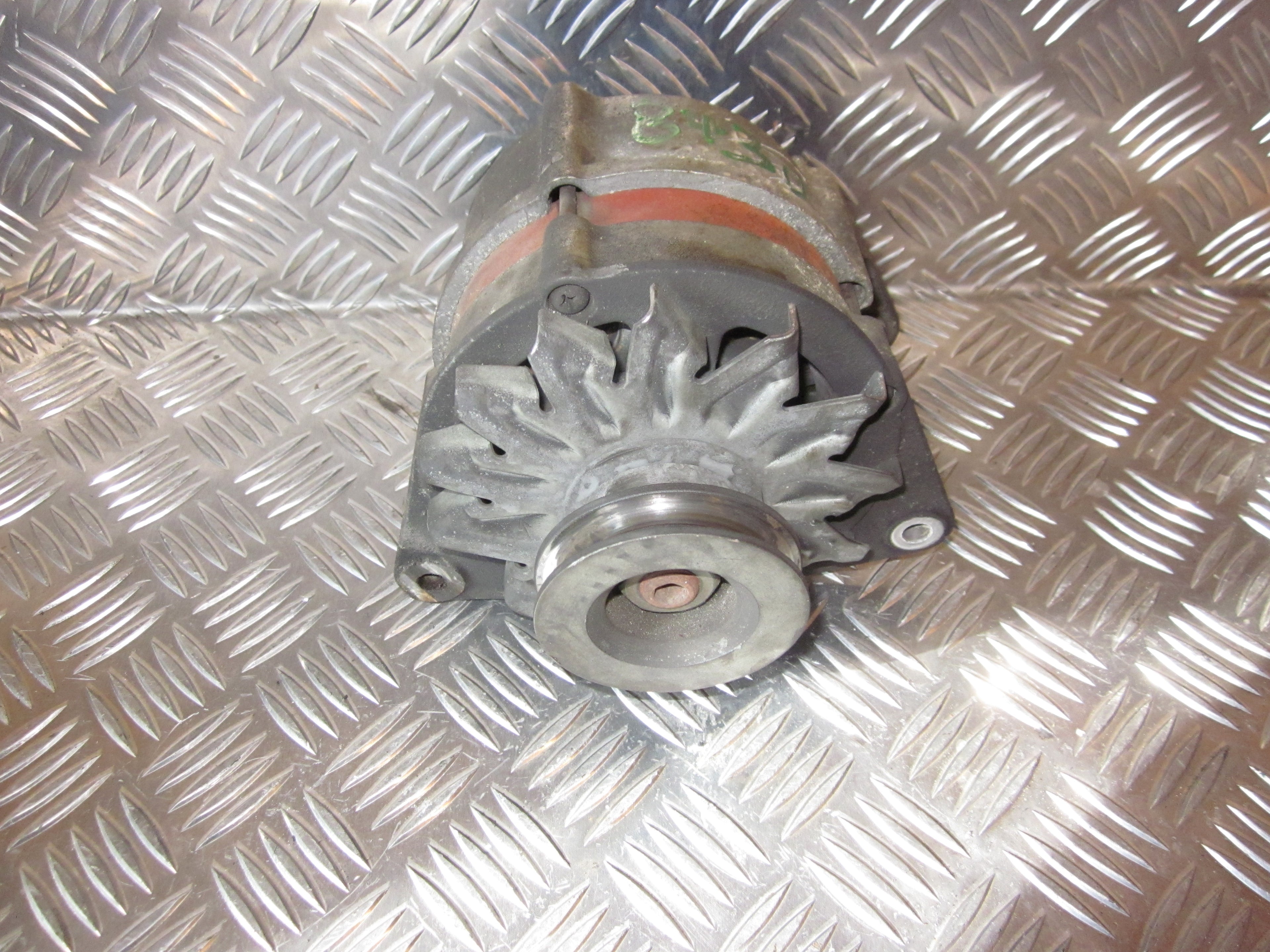 BMW 3-Serie E30 Generator Med OEM Nr. 0986035800 Fra BMW Ophugger