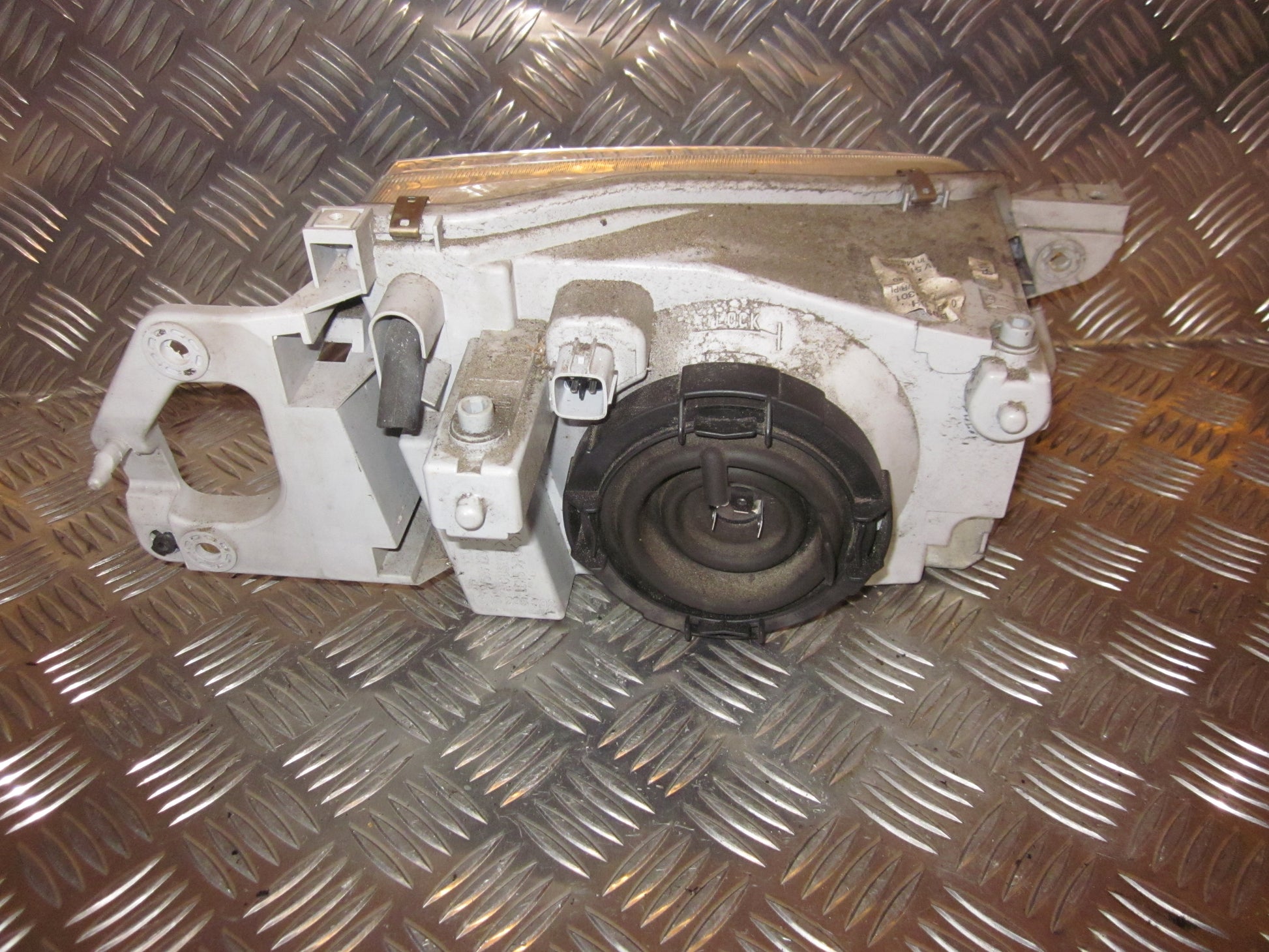 Mazda 323 F 5D BJ14 Forlygte Med OEM Nr. BJ1V51040B Fra Mazda Ophugger