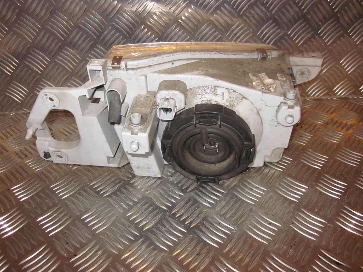 Mazda 323 F 5D Bj14 Forlygte Med OEM Nr. BJ1V51040B Fra Mazda Ophugger