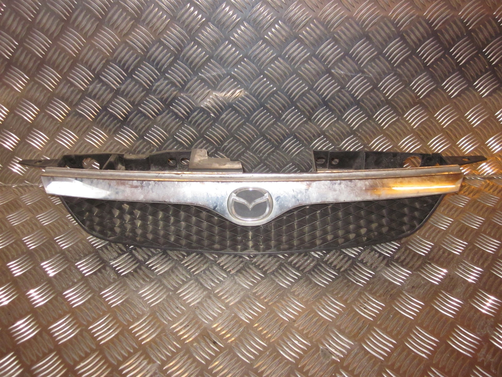 Mazda 323 F 5D BJ14 Frontgitter Med OEM Nr. Ophugger Fra Mazda Ophugger