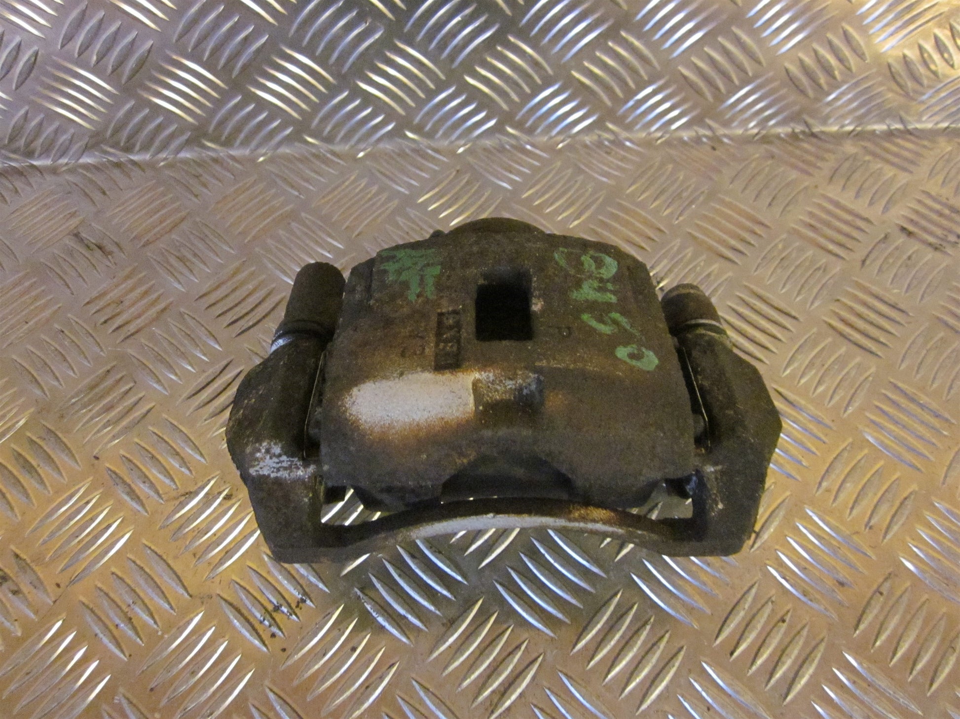 Mazda 626 GF/GW Bremsekaliber HF Med OEM Nr. Ophugger Fra Mazda Ophugger