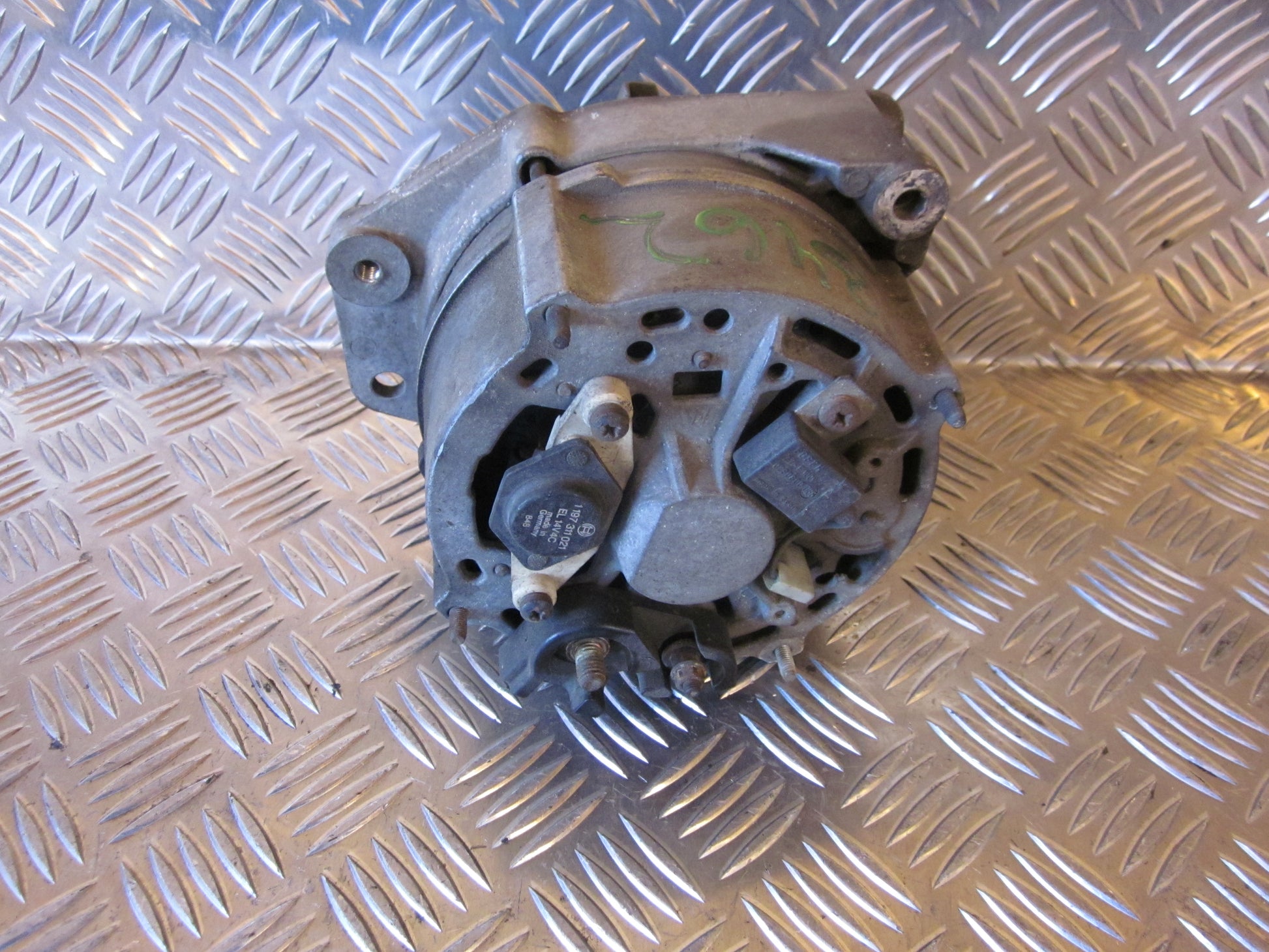 VW Passat Generator Med OEM Nr. Ophugger Fra VW Ophugger
