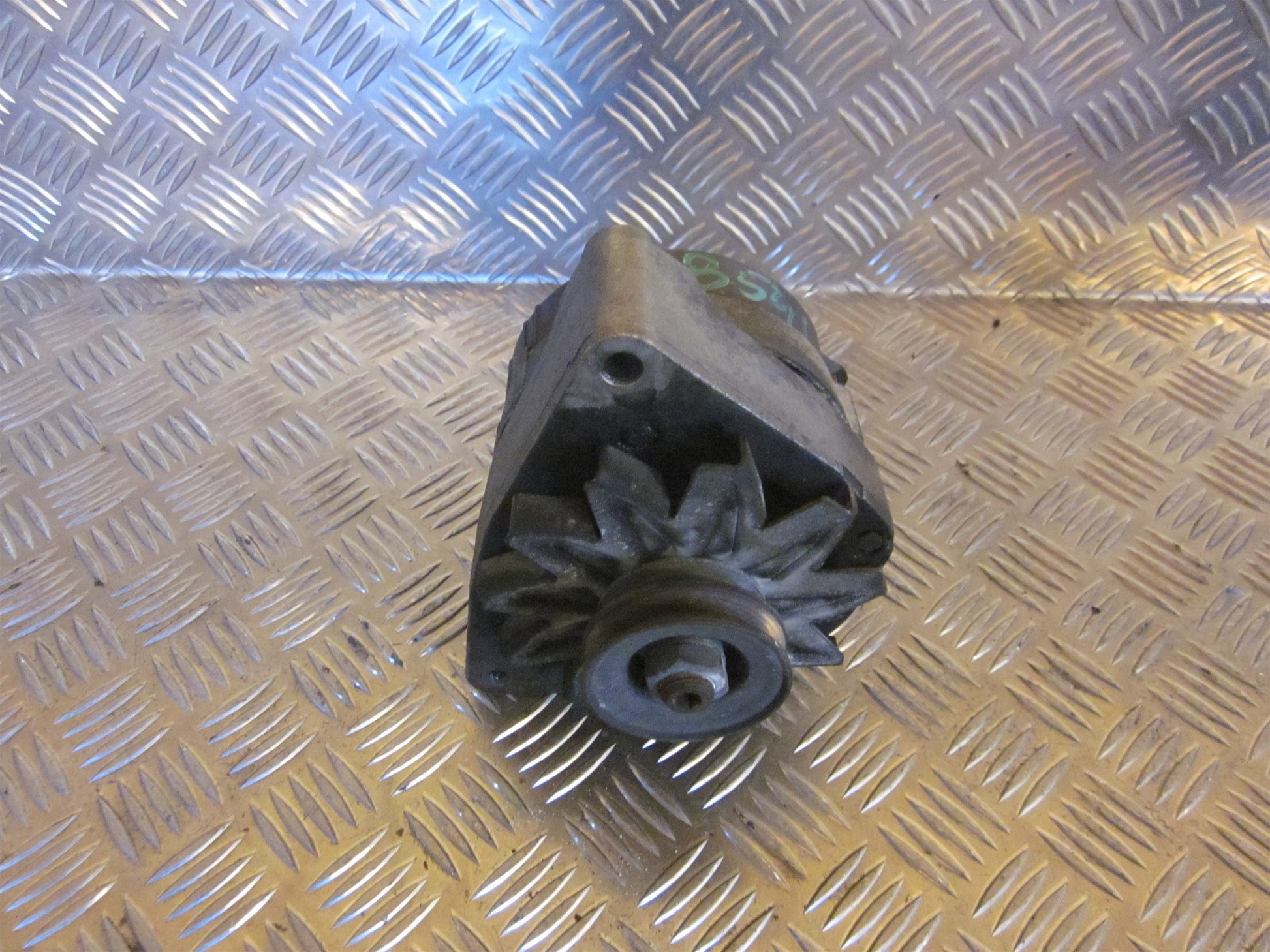 Peugeot 205 Generator Med OEM Nr. 570589 Fra Peugeot Ophugger