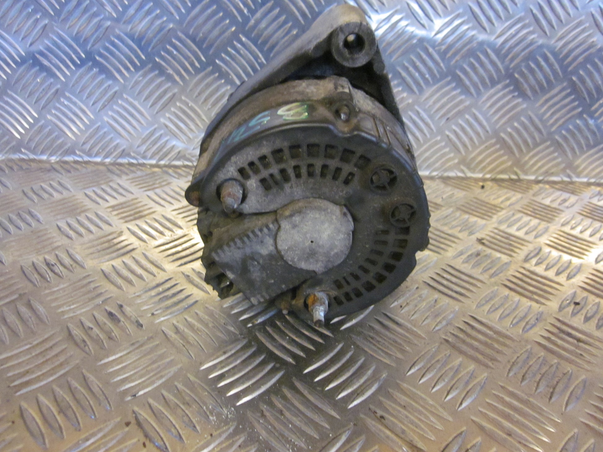 Peugeot 205 Generator Med OEM Nr. 570589 Fra Peugeot Ophugger