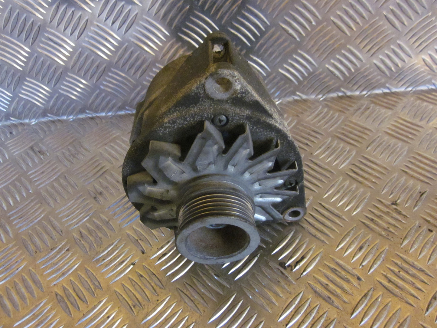 Mercedes 200 - W124 Generator Med OEM Nr. 0120489323 Fra Mercedes Ophugger