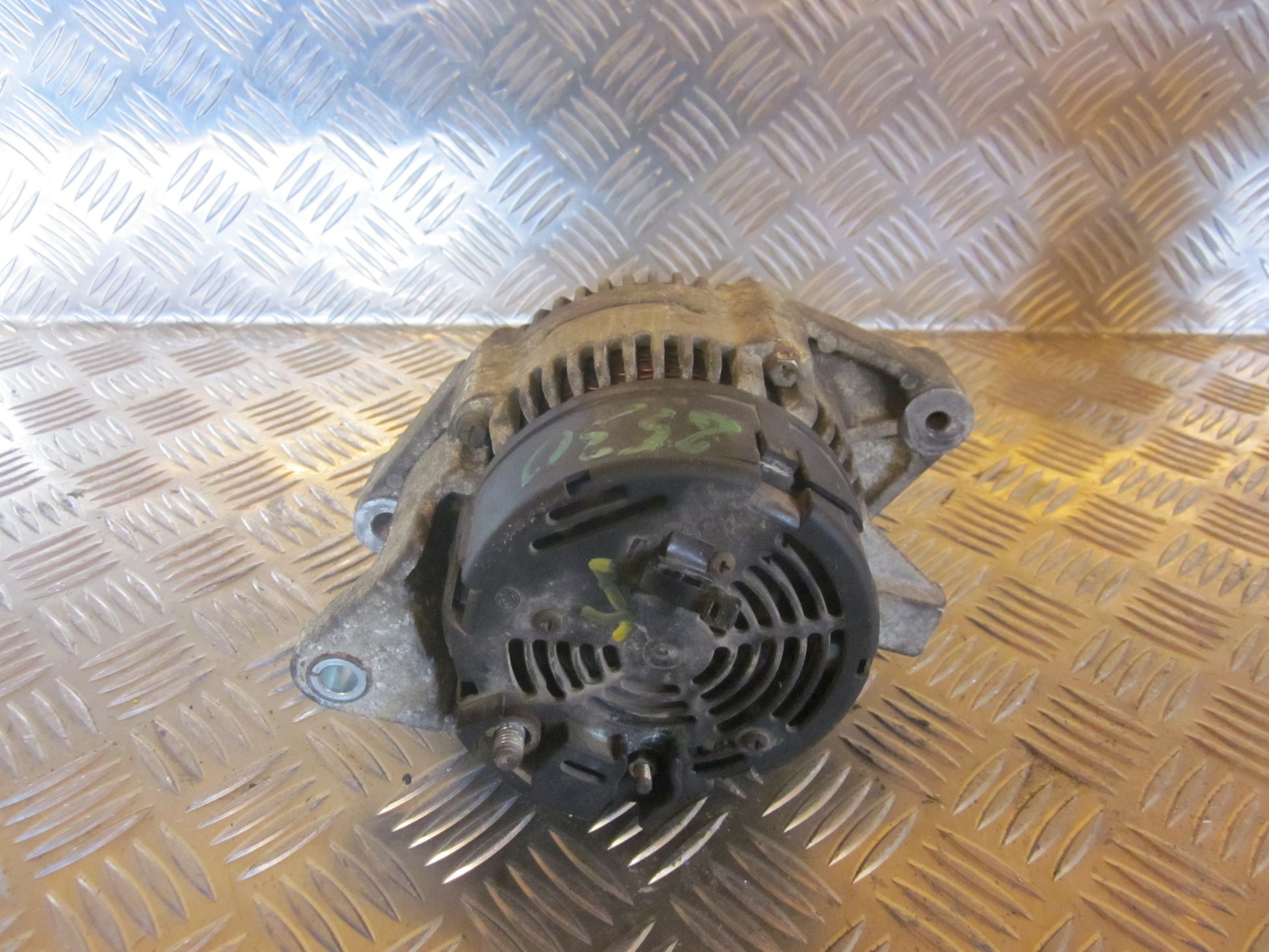 Opel Corsa B Generator Med OEM Nr. Ophugger Fra Opel Ophugger