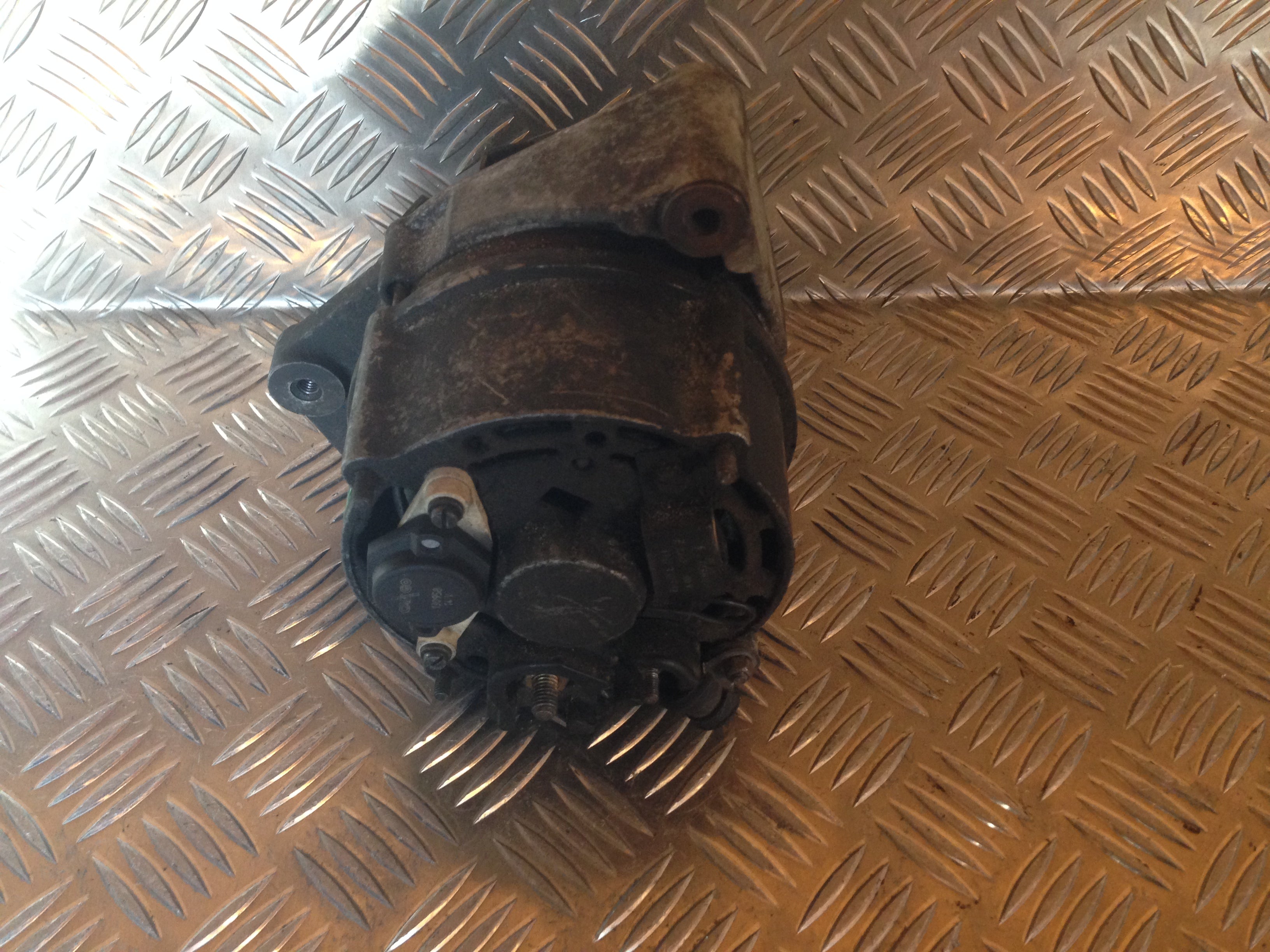 Audi 80/90 Generator Med OEM Nr. 068903033B Fra Audi Ophugger