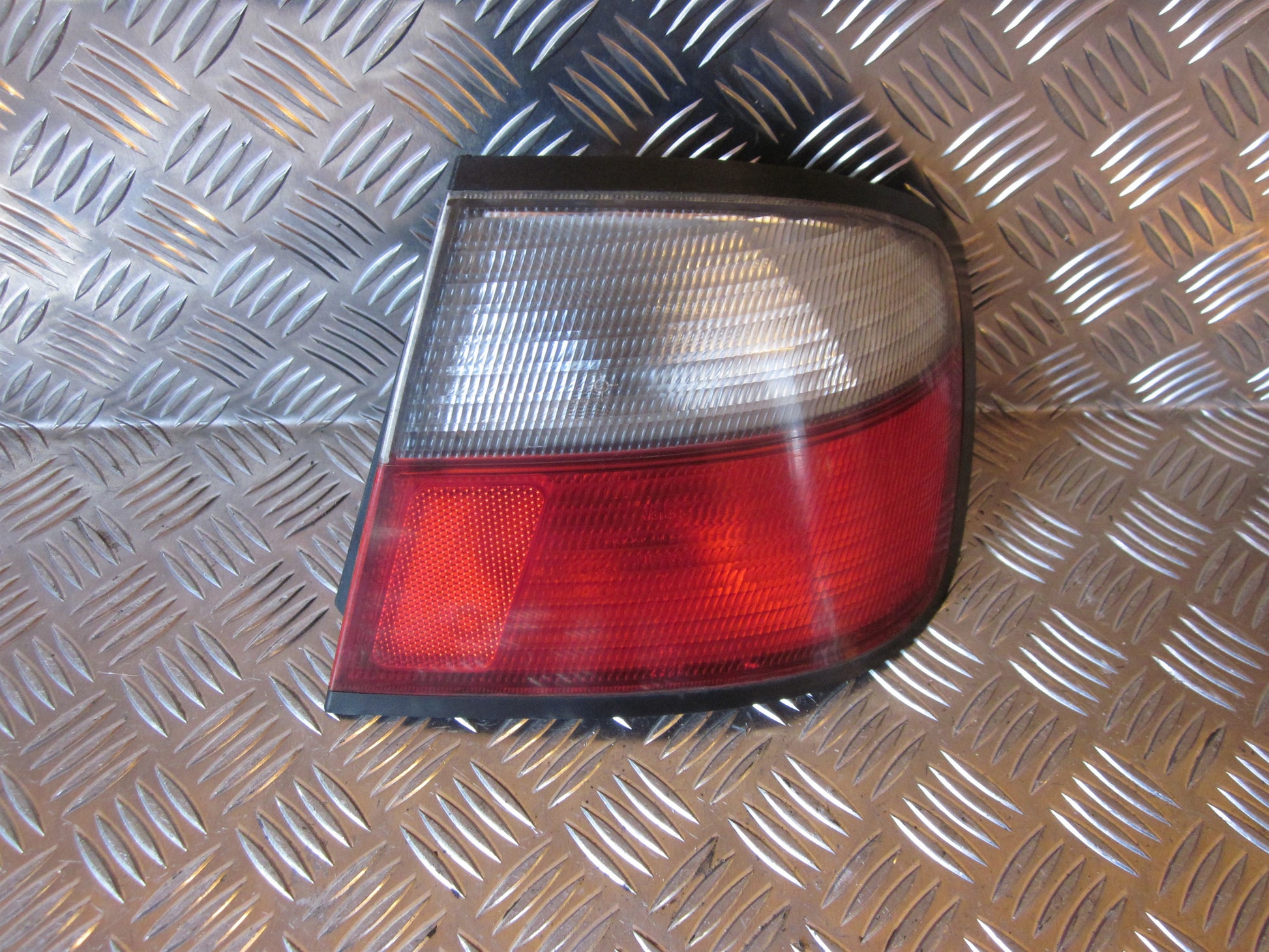 Nissan Primera P11 Baglygte Med OEM Nr. Ophugger Fra Nissan Ophugger
