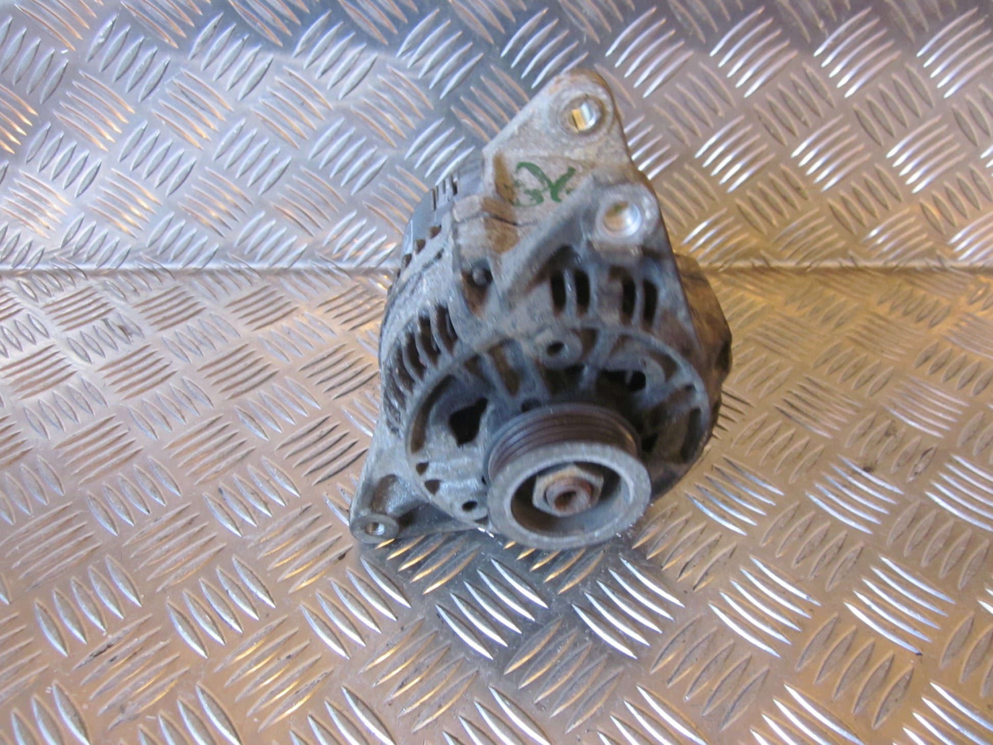 Mitsubishi Carisma Generator Med OEM Nr. MD325700 Fra Mitsubishi Ophugger