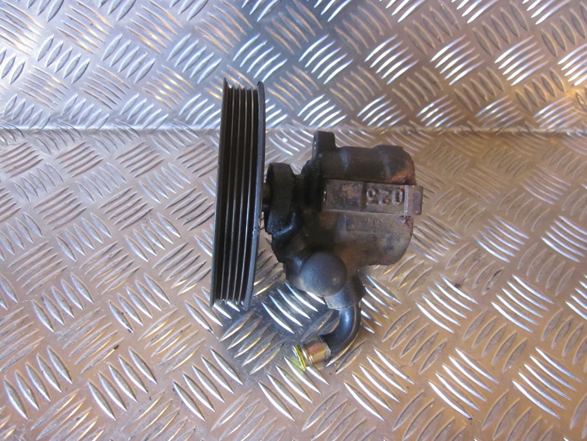 Mitsubishi Carisma Servopumpe Med OEM Nr. Ophugger Fra Mitsubishi Ophugger