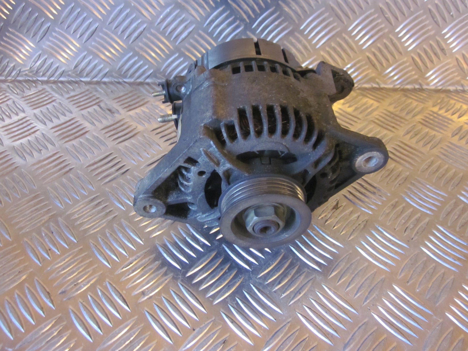 Nissan Primera P11 Generator Med OEM Nr. 231002F010 Fra Nissan Ophugger