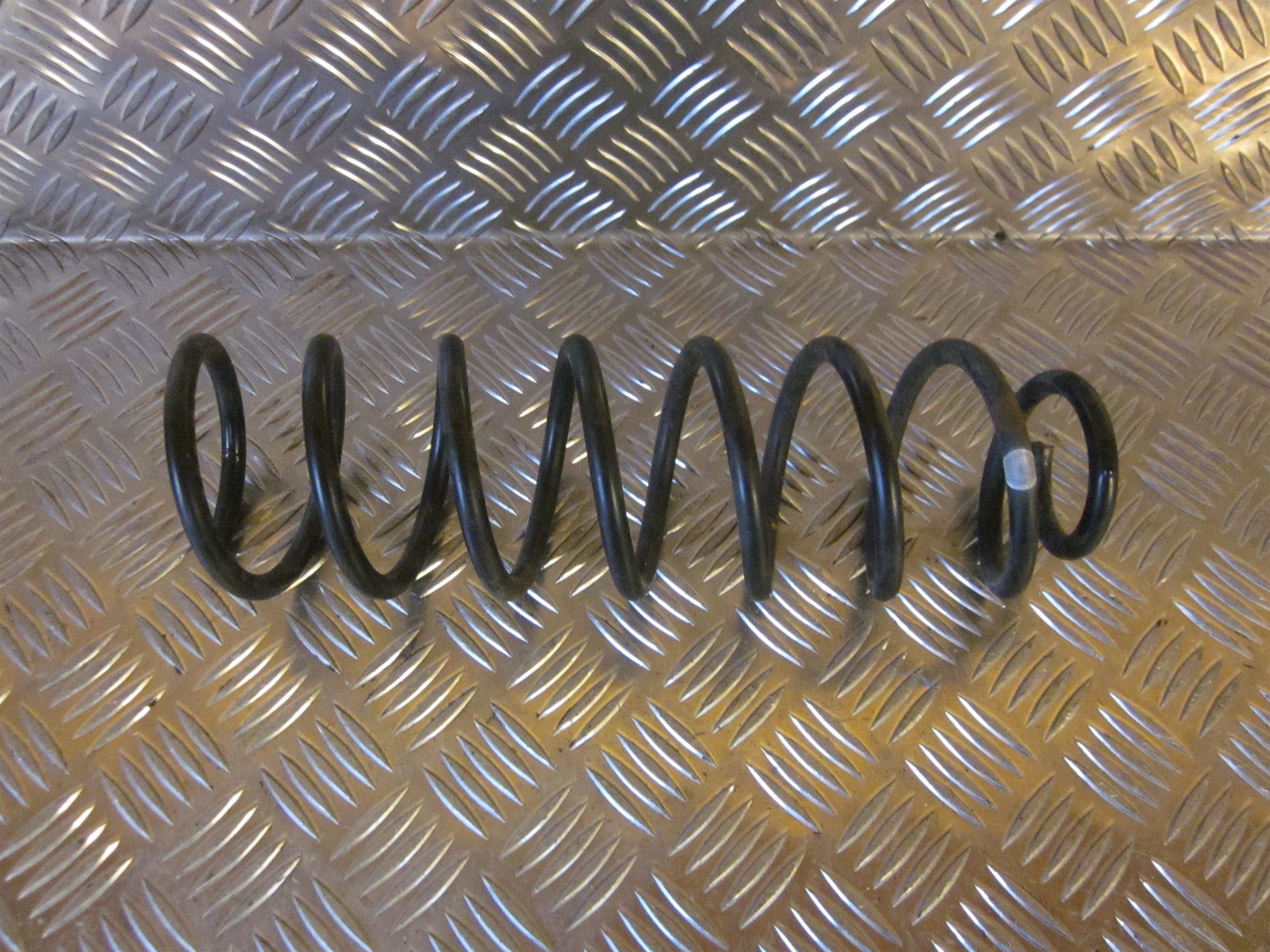 VW Polo 3 5D 6N Bagfjeder Spiral Med OEM Nr. Ophugger Fra VW Ophugger