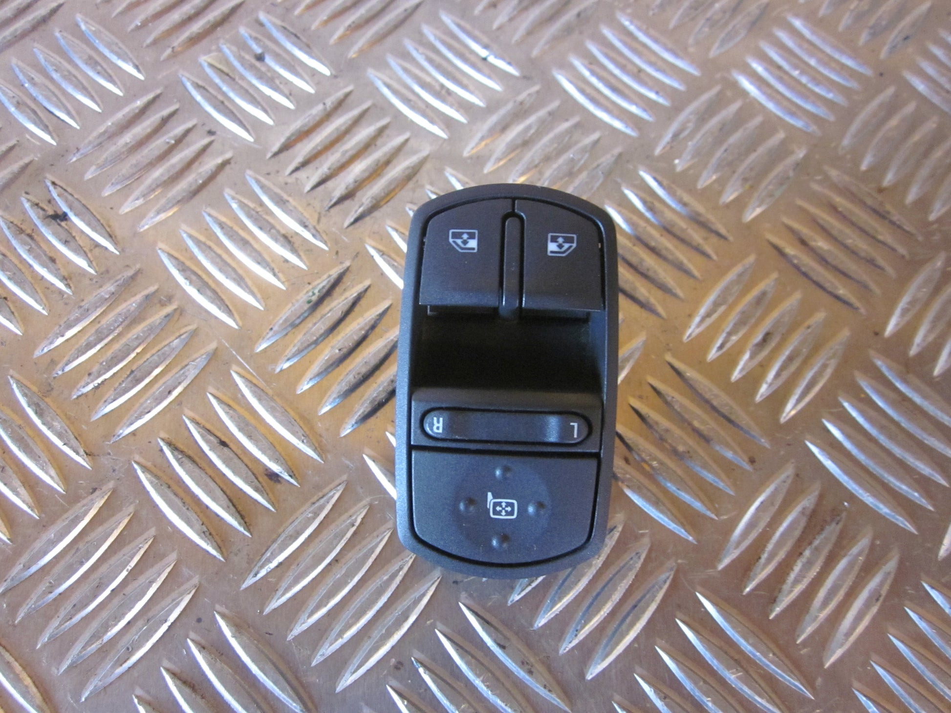 Opel Corsa D Kontakt Rudehejs Med OEM Nr. Ophugger Fra Opel Ophugger