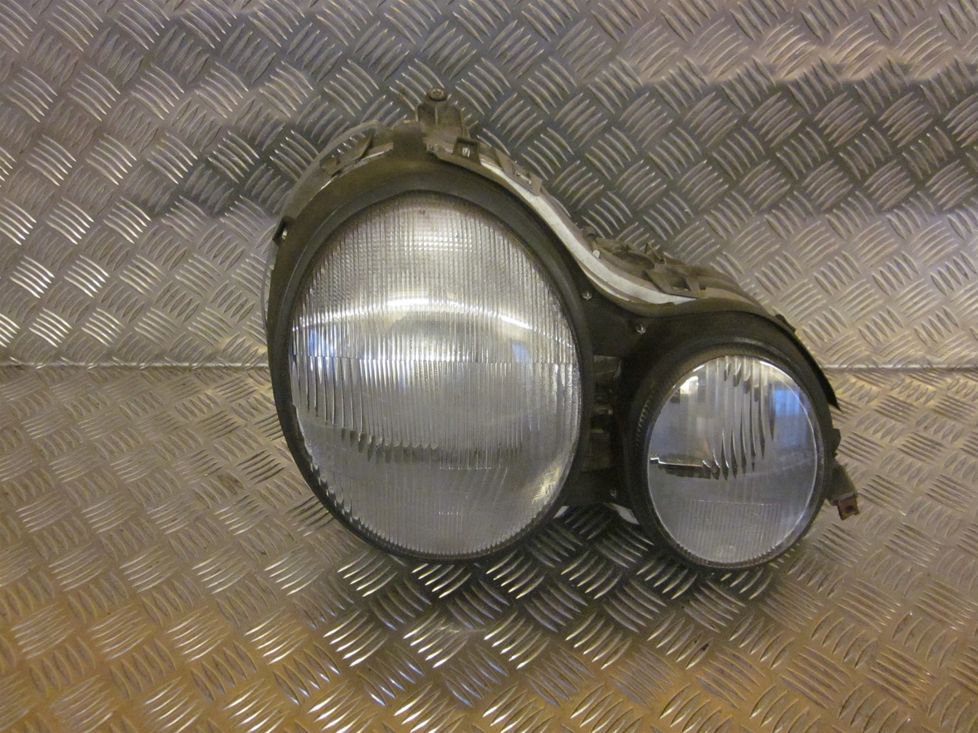 Mercedes E W210 Forlygte Med OEM Nr. Ophugger Fra Mercedes Ophugger