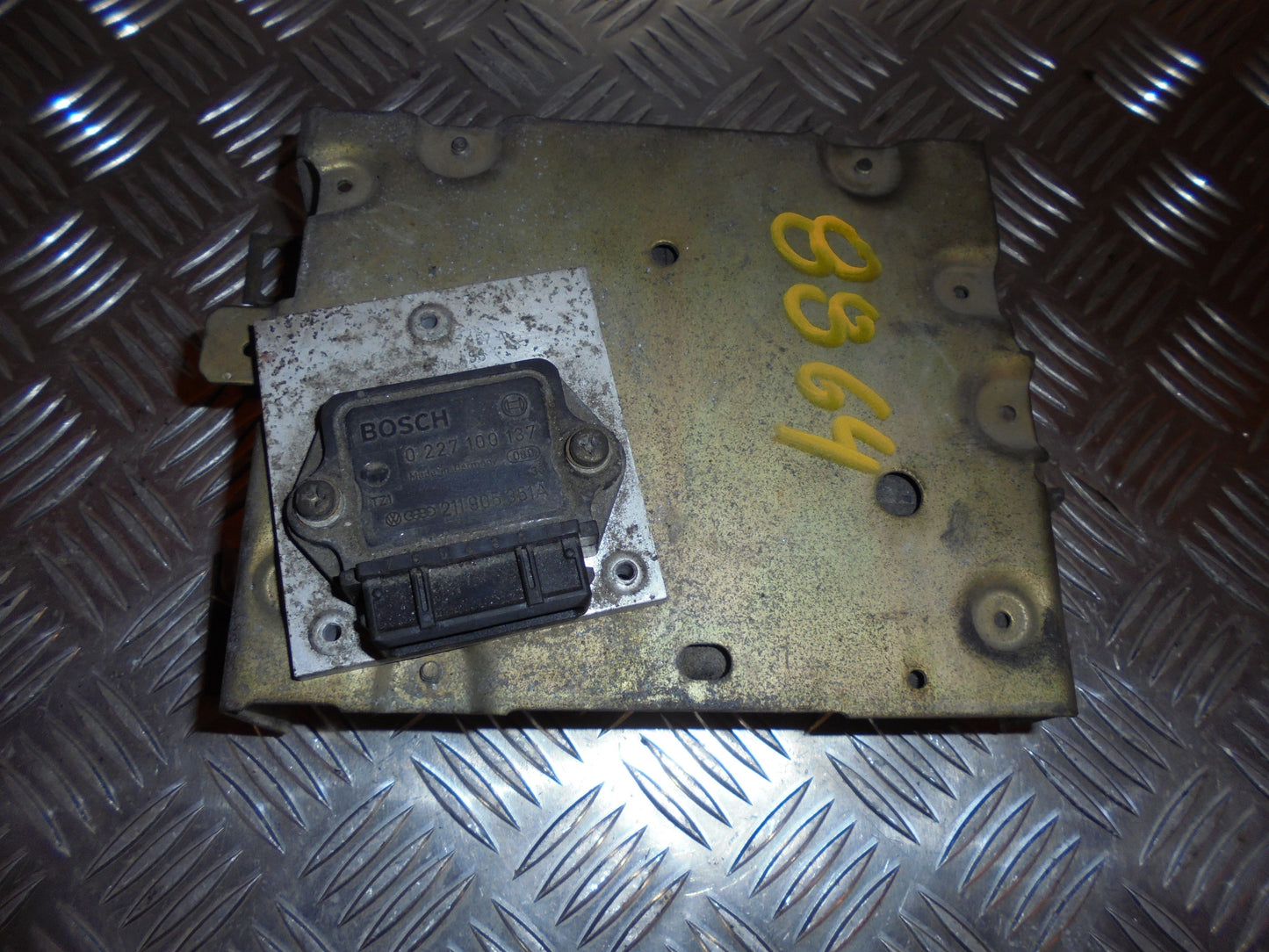 VW Golf 2 Motorstyring - Motorstyreboks - Injection Elboks Med OEM Nr. 321906263B Fra VW Ophugger