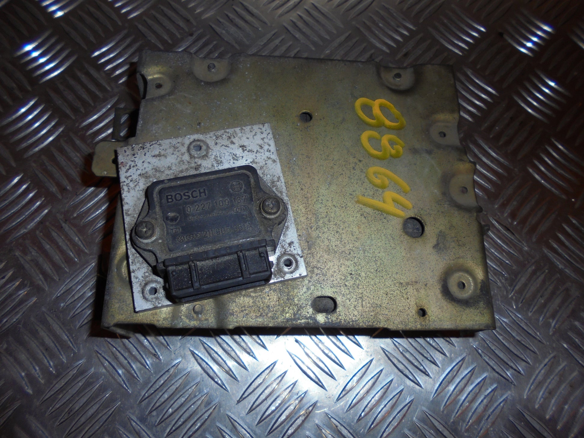 VW Golf 2 Motorstyring - Motorstyreboks - Injection Elboks Med OEM Nr. 321906263B Fra VW Ophugger