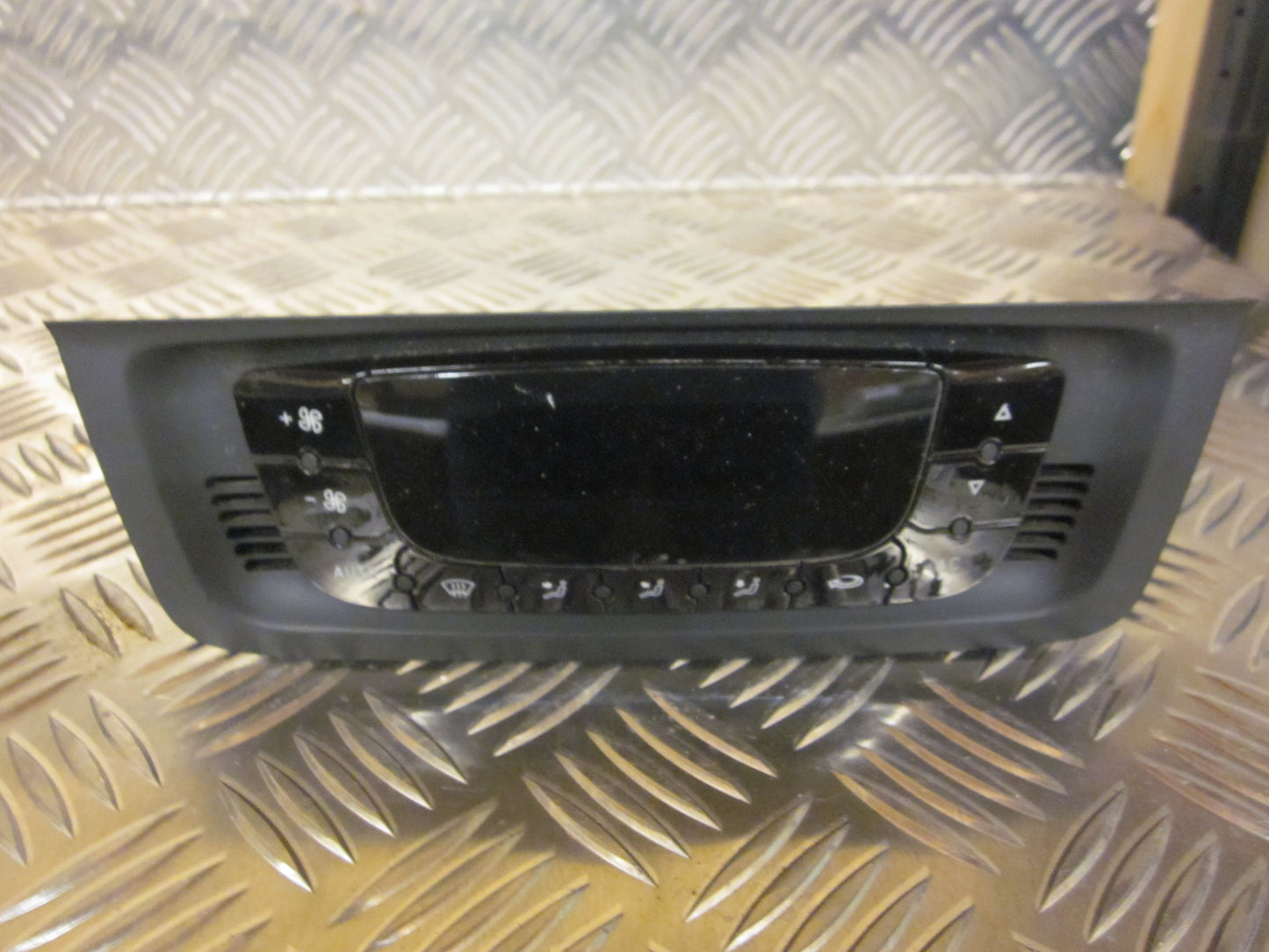 Seat Ibiza 6J Varmeregulering Med OEM Nr. 6J0820043C Fra Seat Ophugger