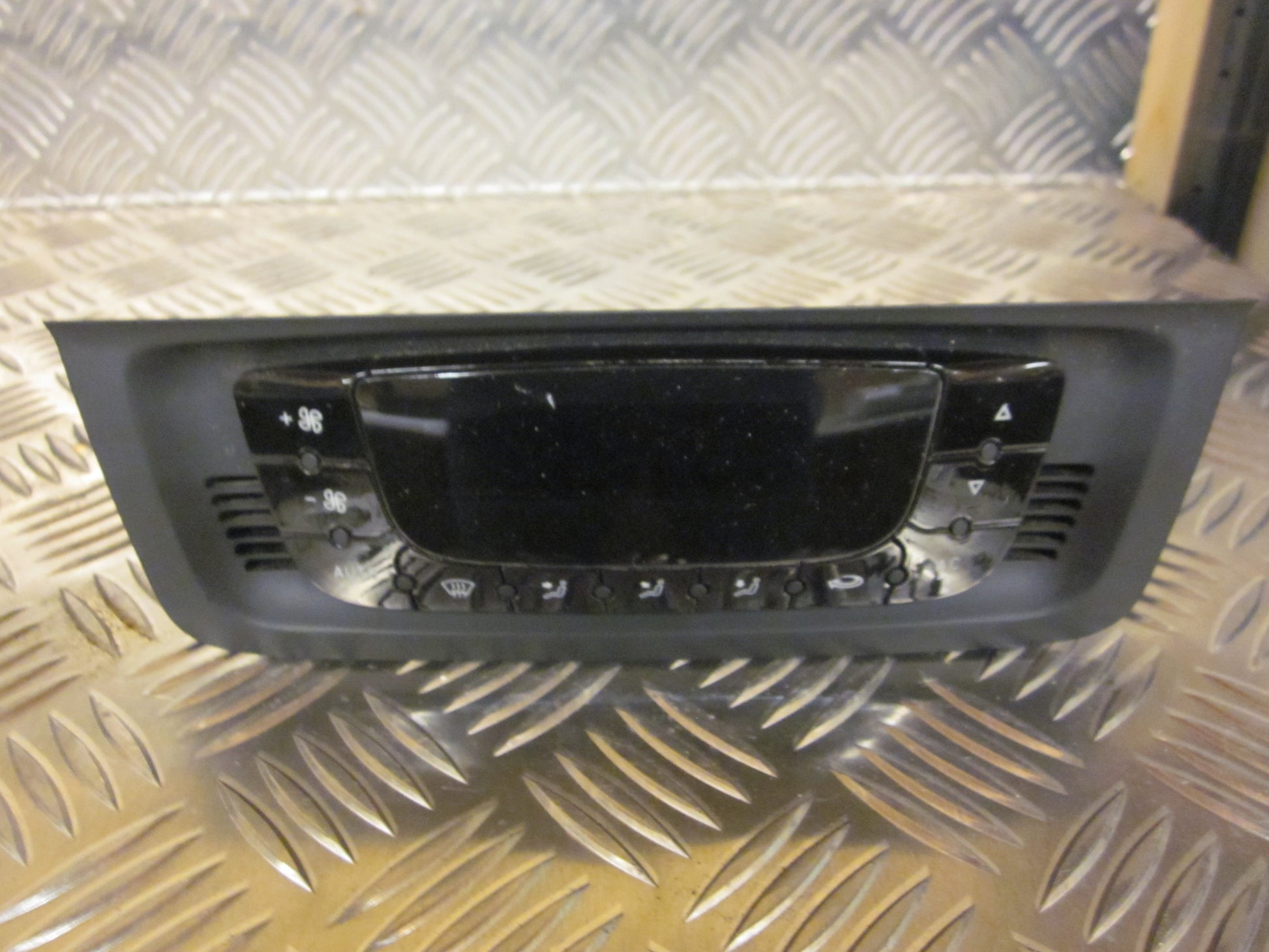 Seat Ibiza 6J Varmeregulering Med OEM Nr. 6J0820043C Fra Seat Ophugger