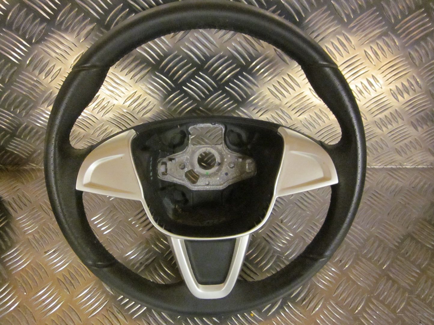 Seat Ibiza 6J Rat Med OEM Nr. Ophugger Fra Seat Ophugger