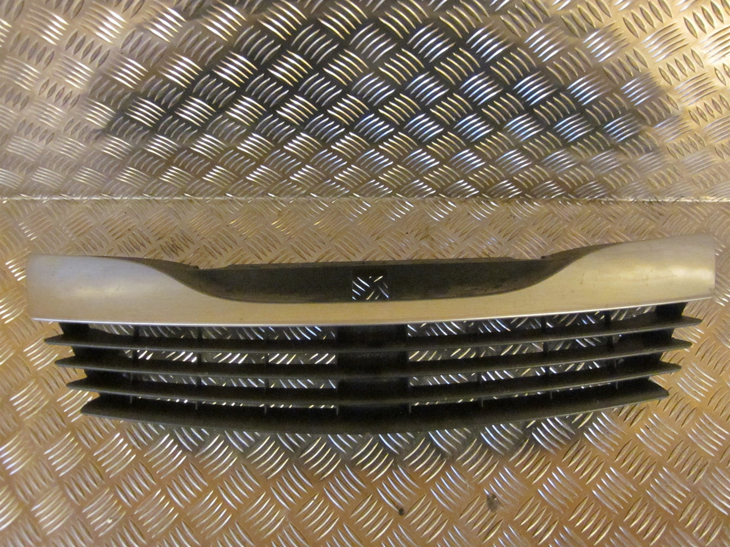 Renault Laguna 2 Frontgitter Med OEM Nr. Ophugger Fra Renault Ophugger
