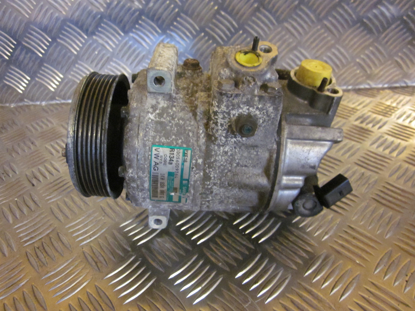 VW Golf 5 1K Aircondition Pumpe Med OEM Nr. 1K0820803G Fra VW Ophugger