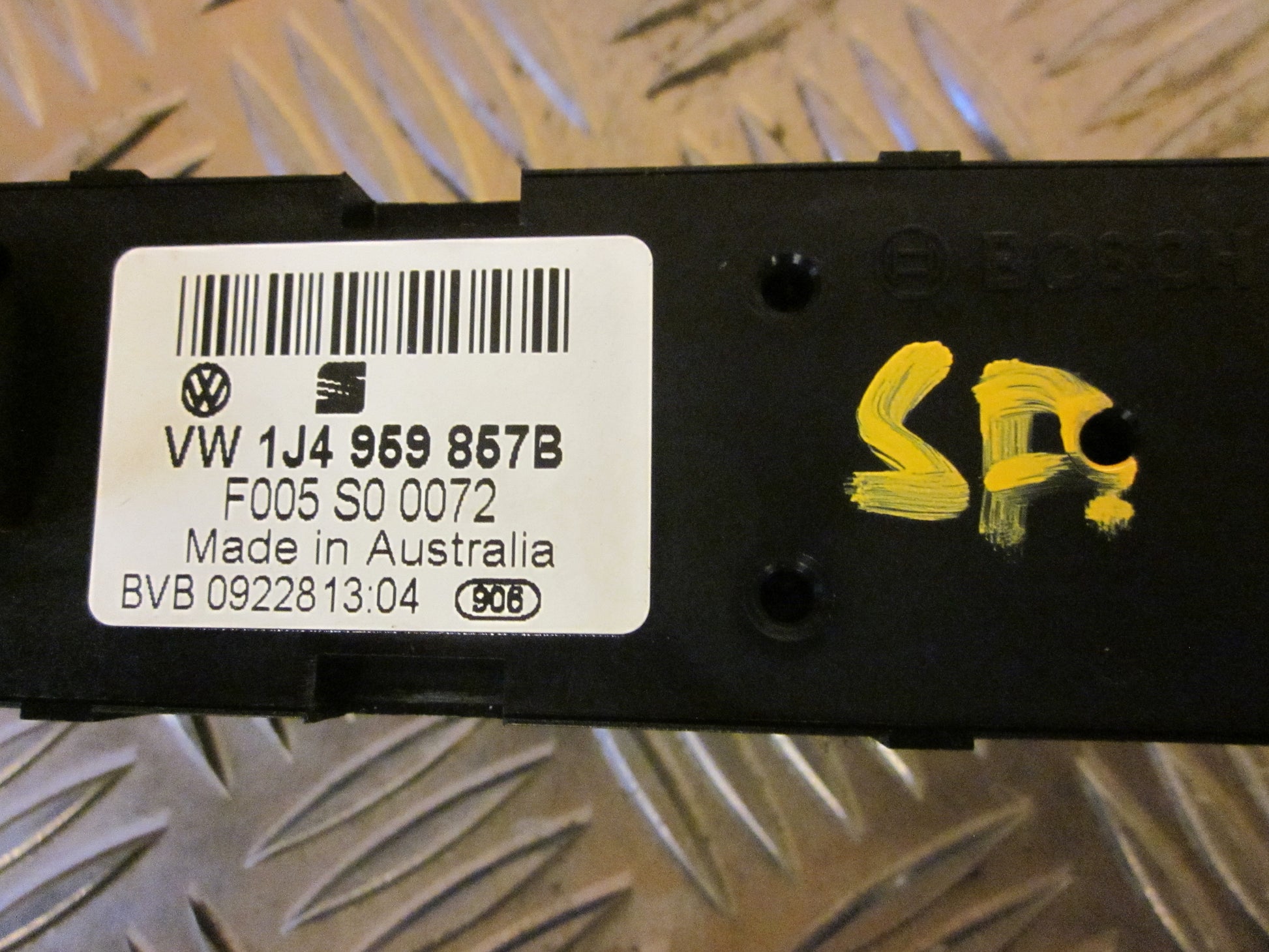 VW Passat 3B Kontakt Rudehejs Med OEM Nr. Ophugger Fra VW Ophugger