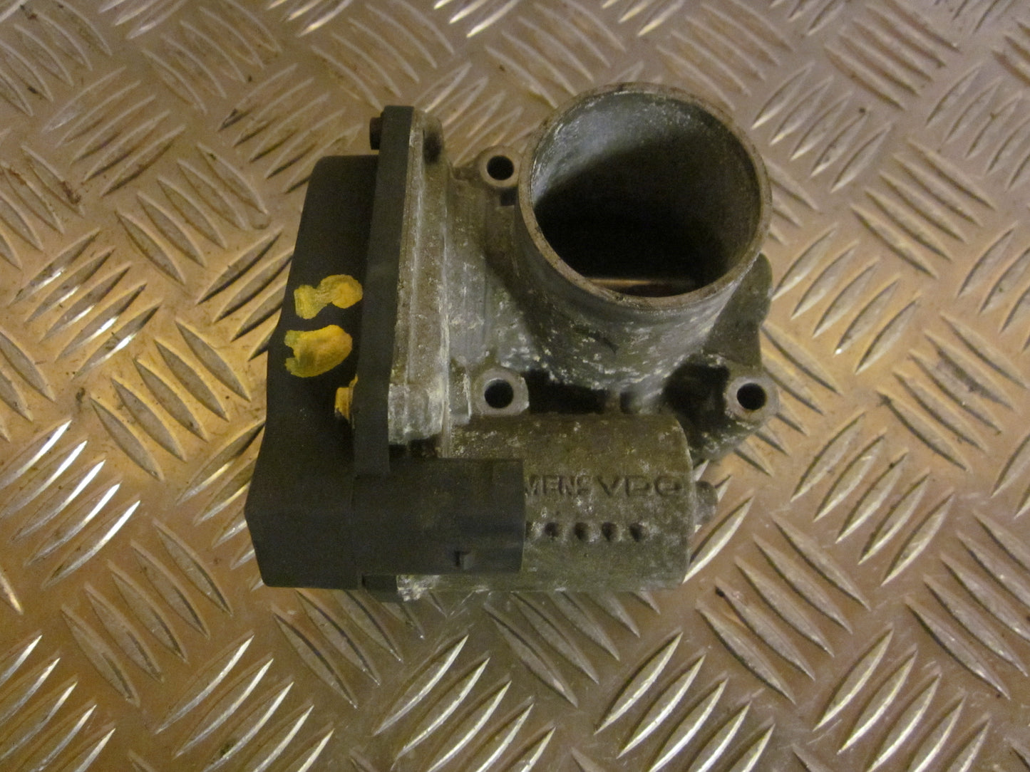 VW Fox 5Z Spjældhus Med OEM Nr. 03D133062E Fra VW Ophugger