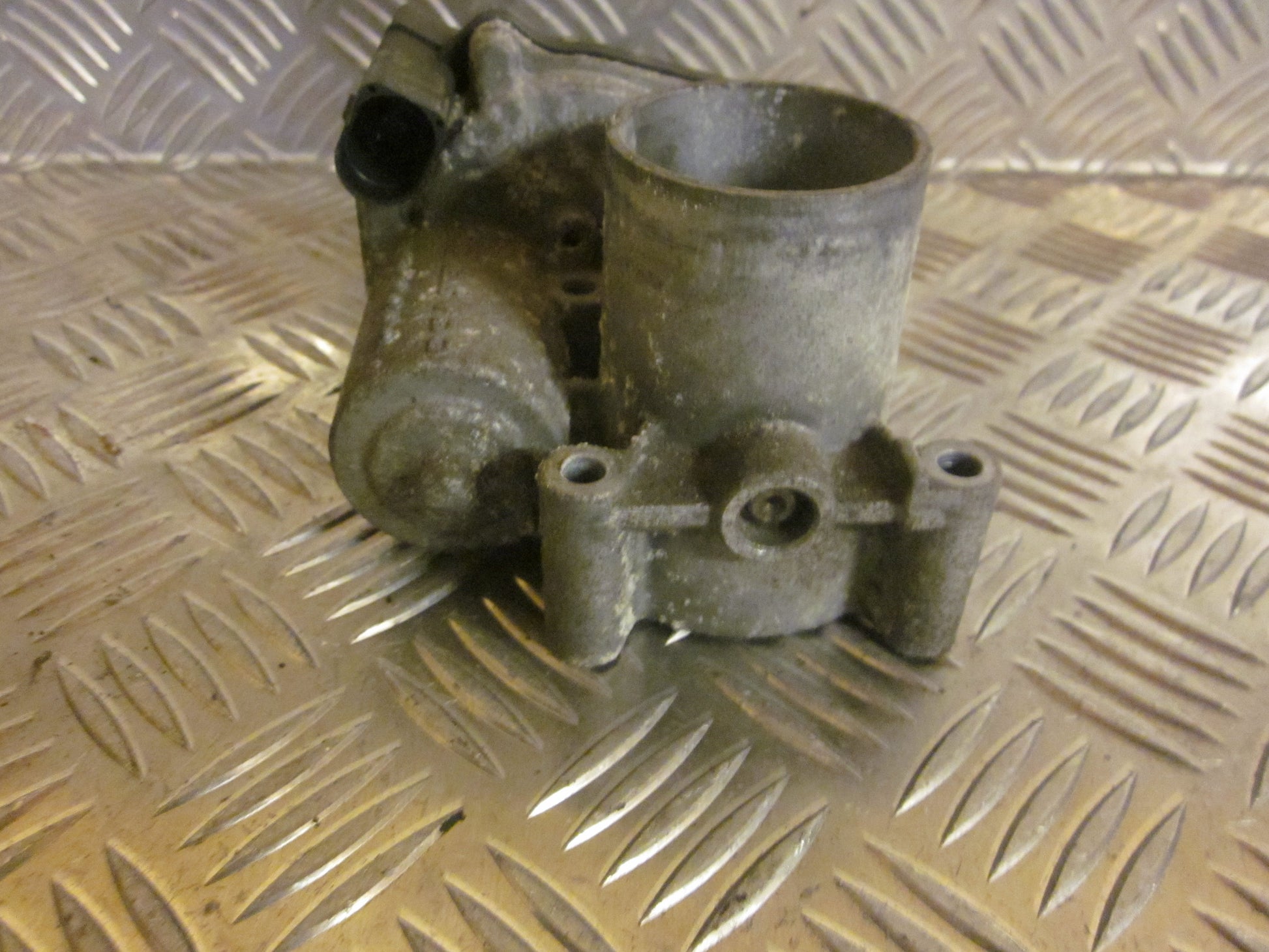 VW Fox 5Z Spjældhus Med OEM Nr. 03D133062E Fra VW Ophugger